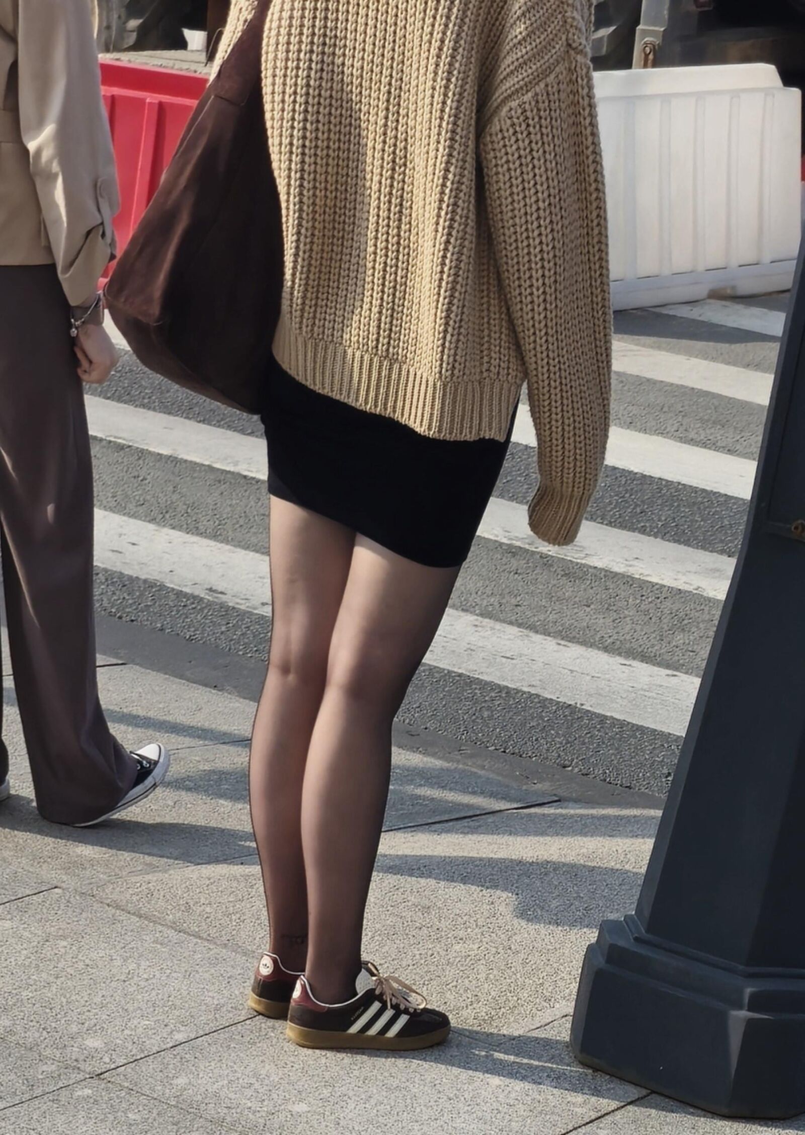 黒いタイツの女の子、ミニスカート、スニーカー