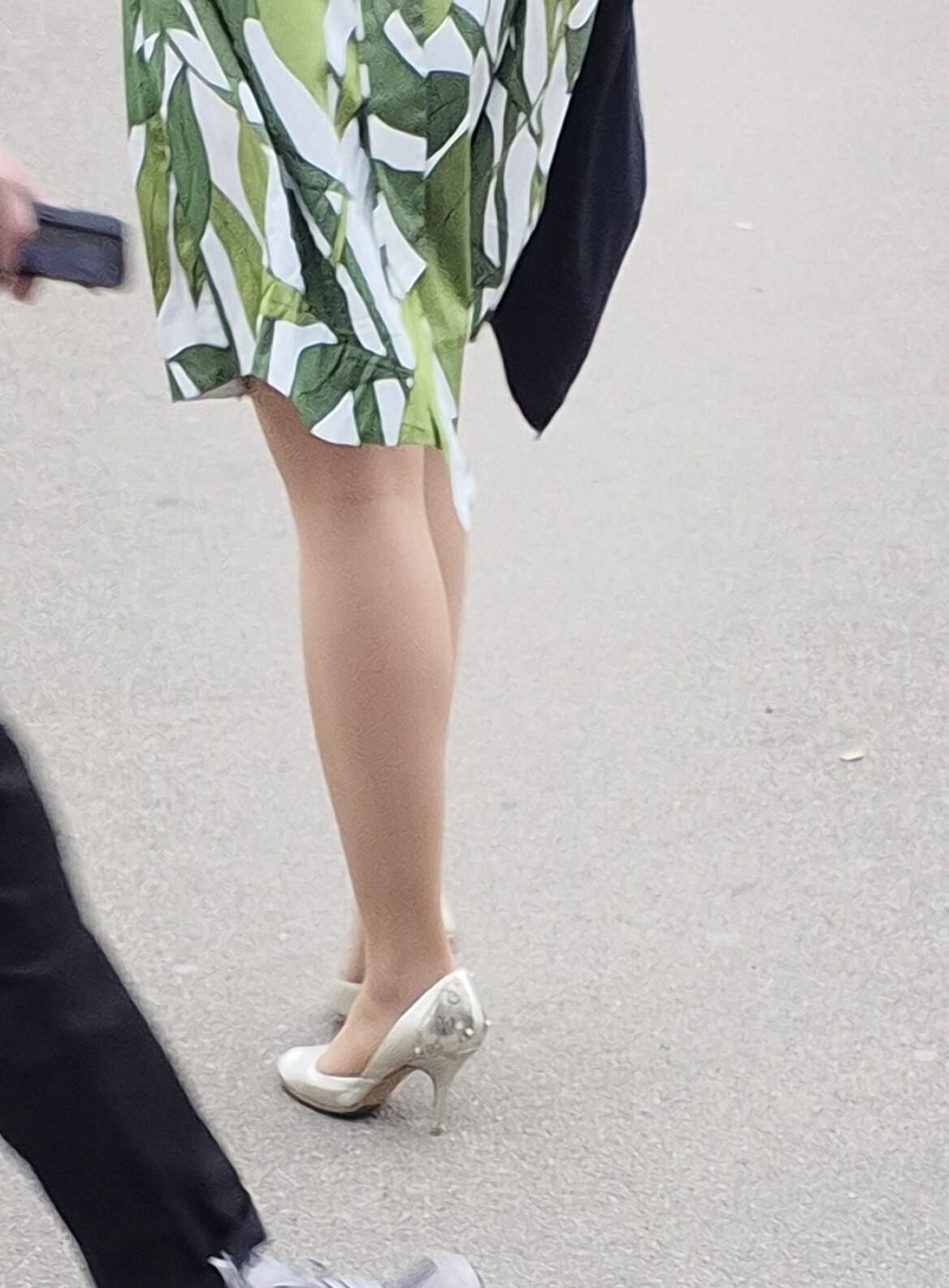 夏のドレス、黄褐色のパンスト、シルバーのかかとの熟女