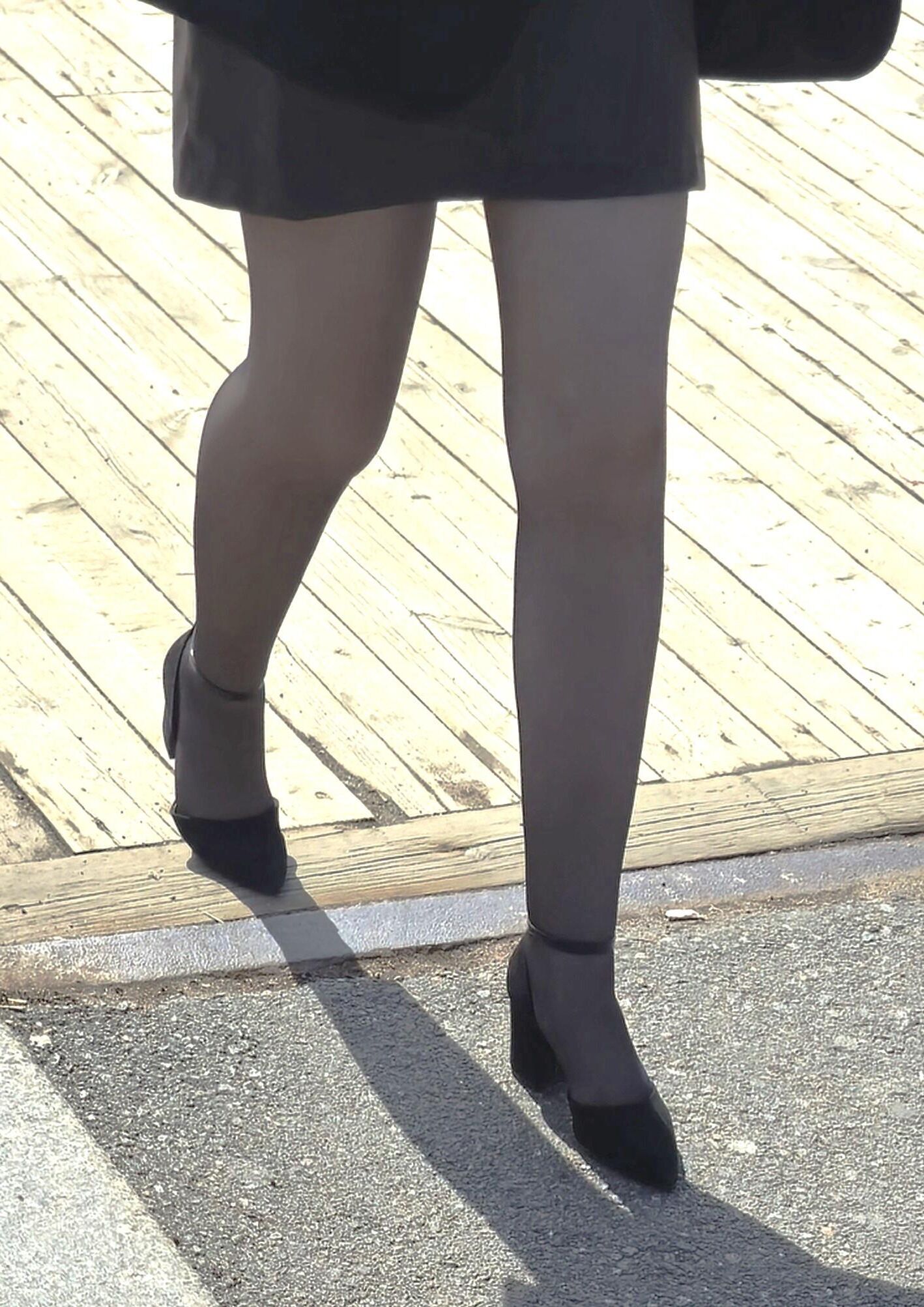 黒いパンスト、ミニスカート、スエードのかかとの女性