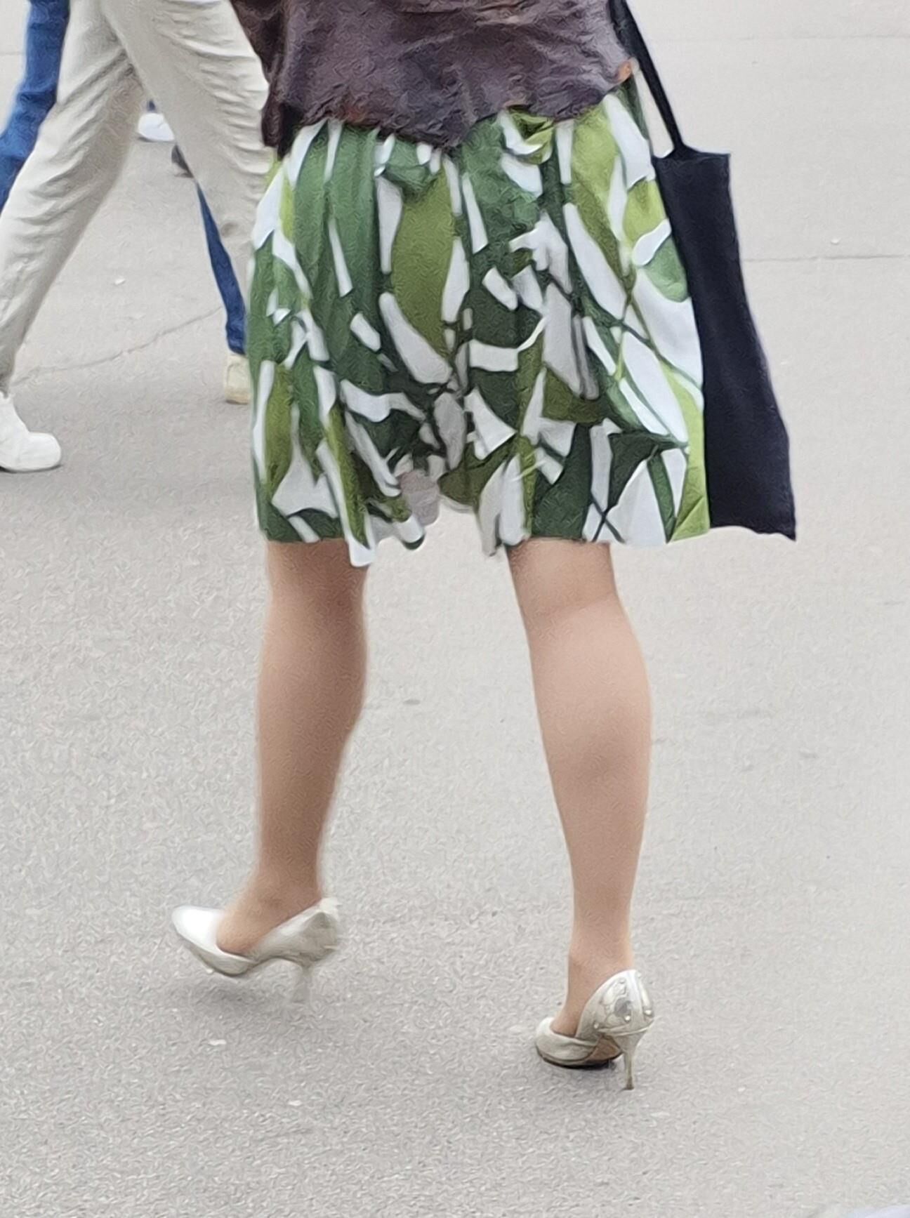 夏のドレス、黄褐色のパンスト、シルバーのかかとの熟女