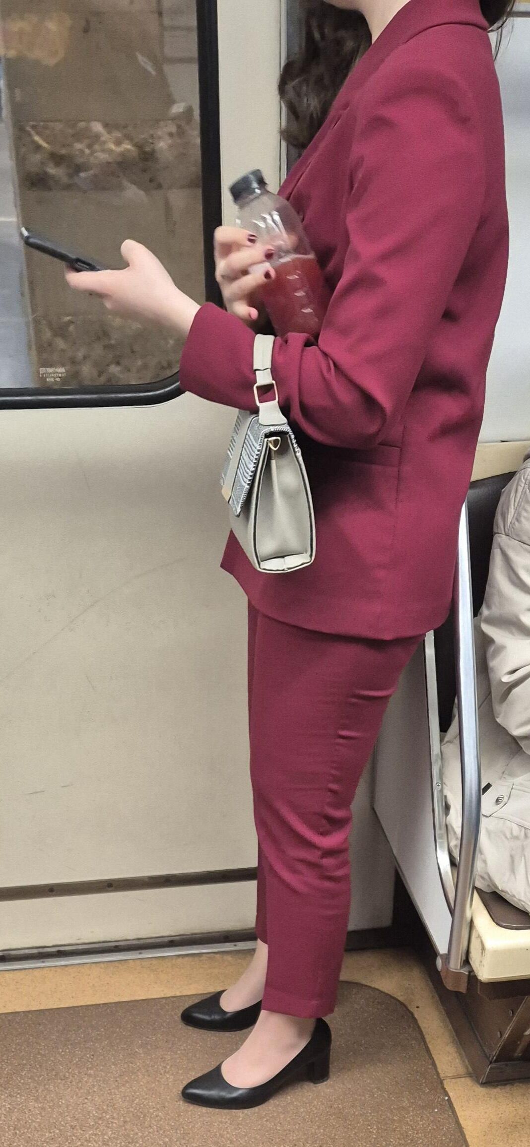 赤いズボンの女の子とメトロのかかと