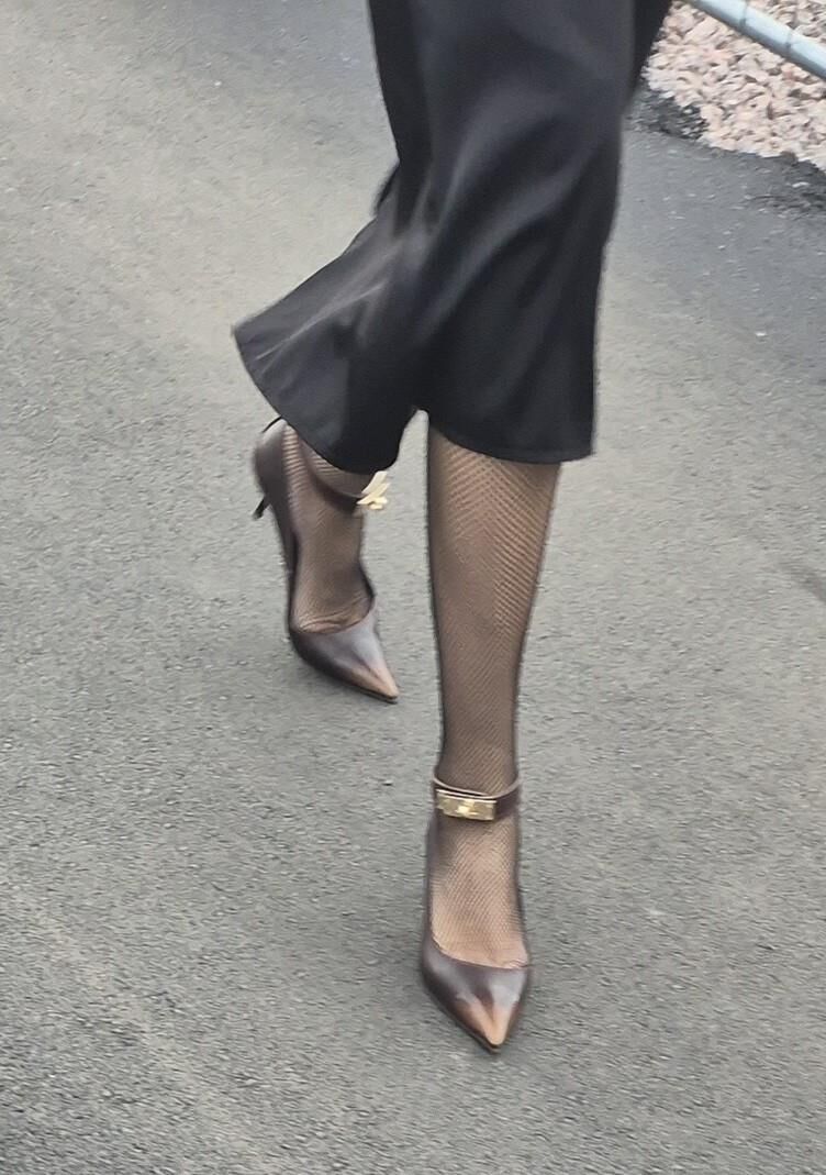 フィッシュネットのパンスト、ロングスカート、かかとの女性