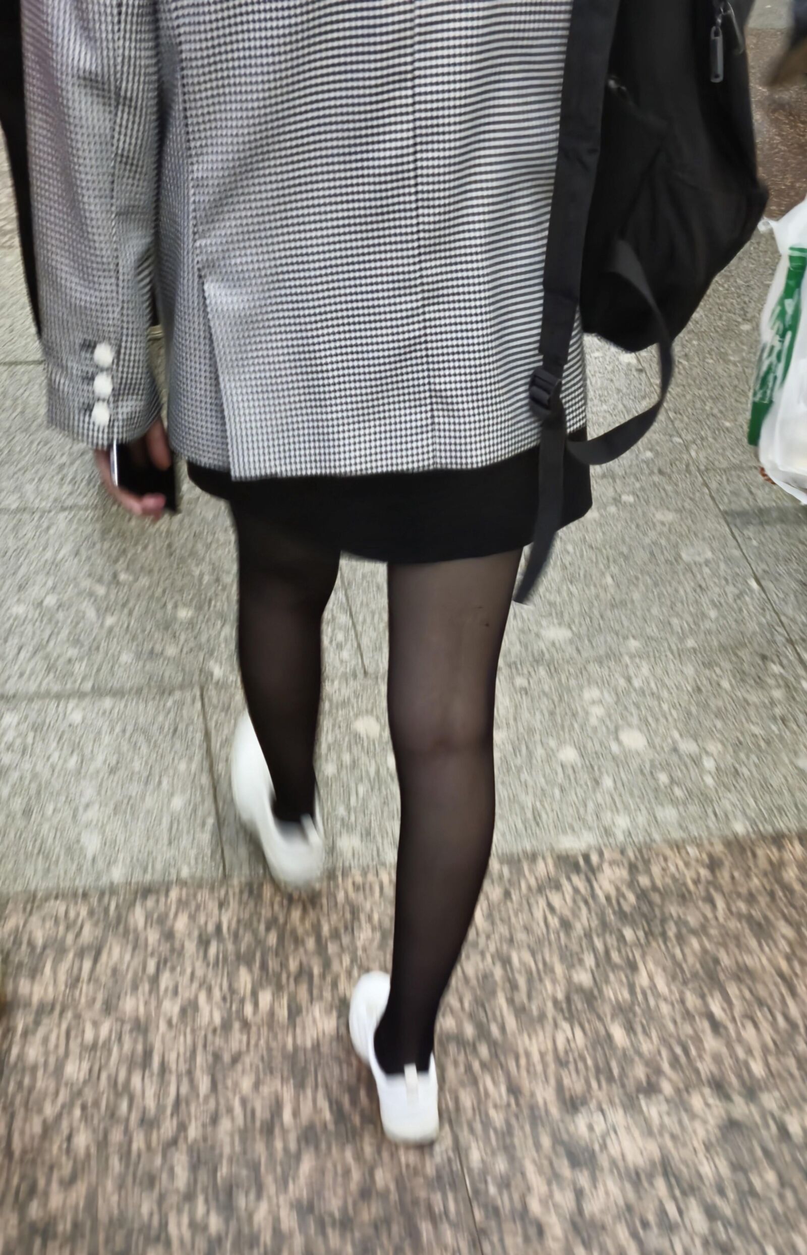 ジャケットとプラックパンストの女の子