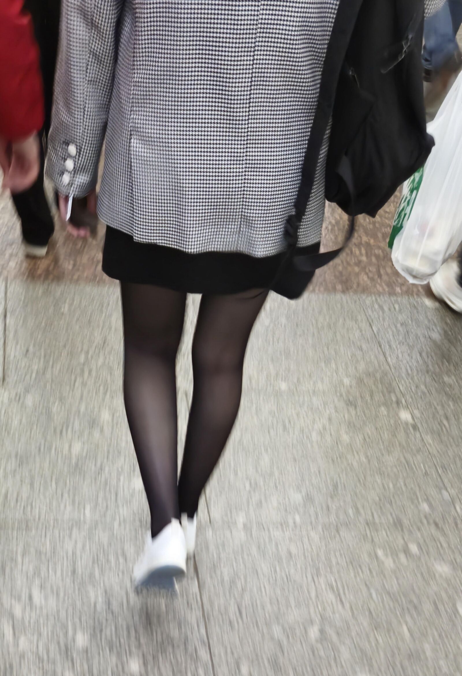 ジャケットとプラックパンストの女の子