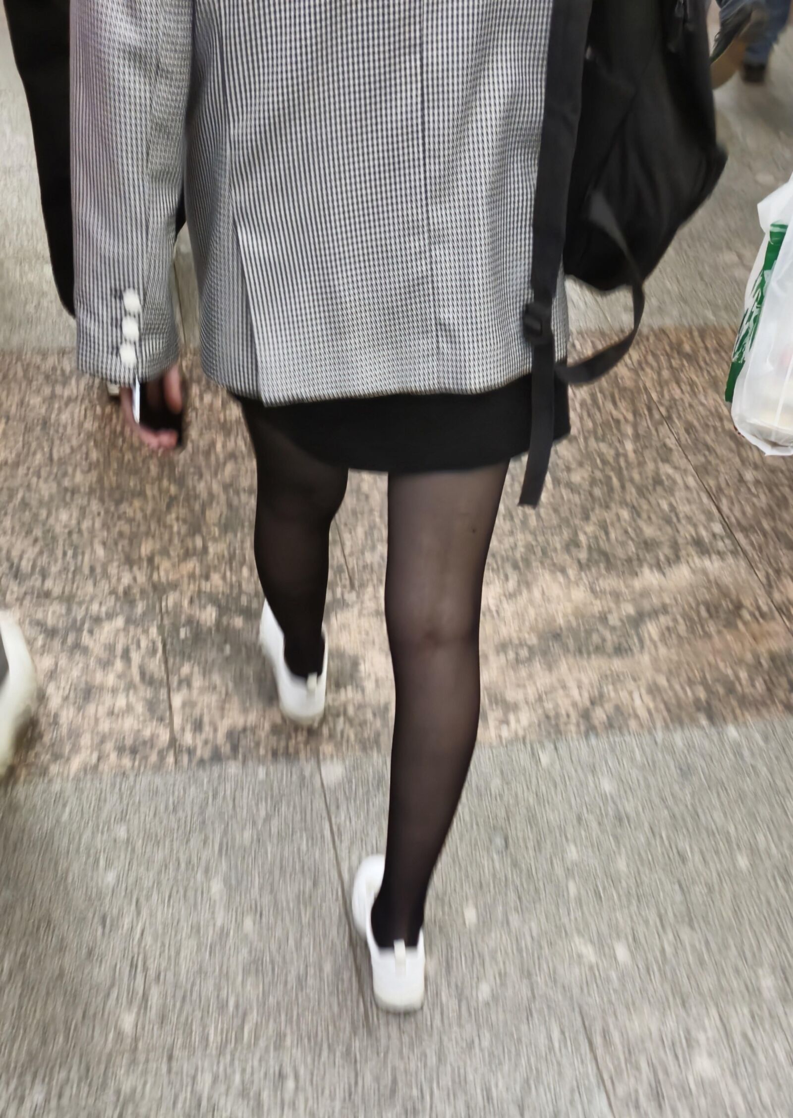 ジャケットとプラックパンストの女の子