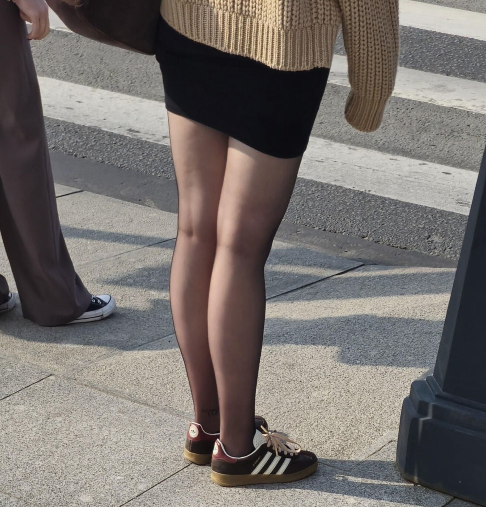 黒いタイツの女の子、ミニスカート、スニーカー