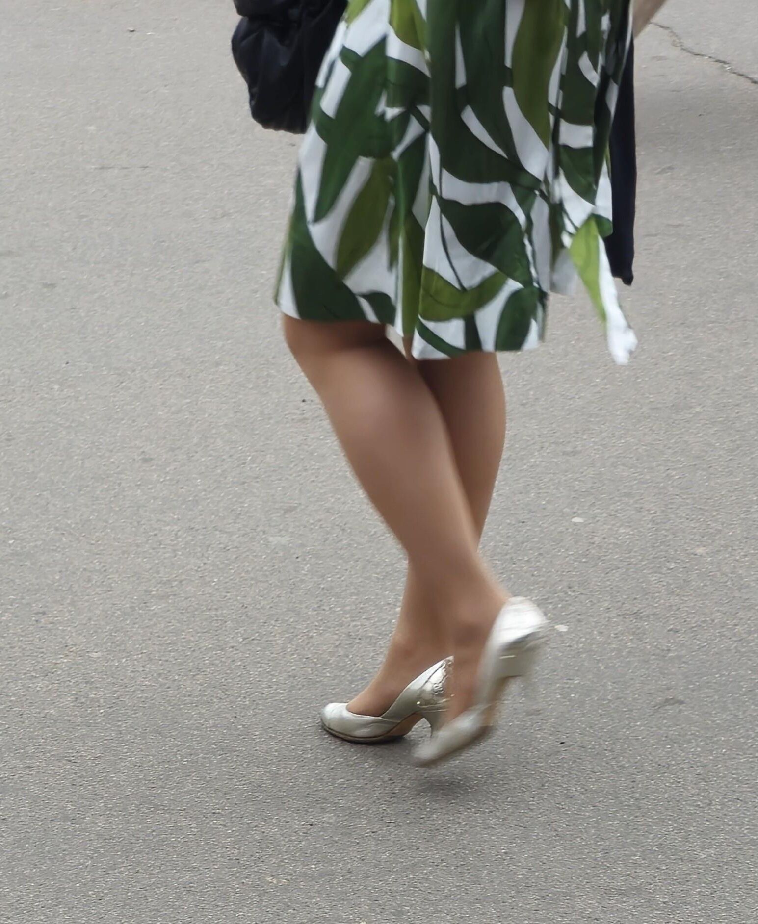 夏のドレス、黄褐色のパンスト、シルバーのかかとの熟女
