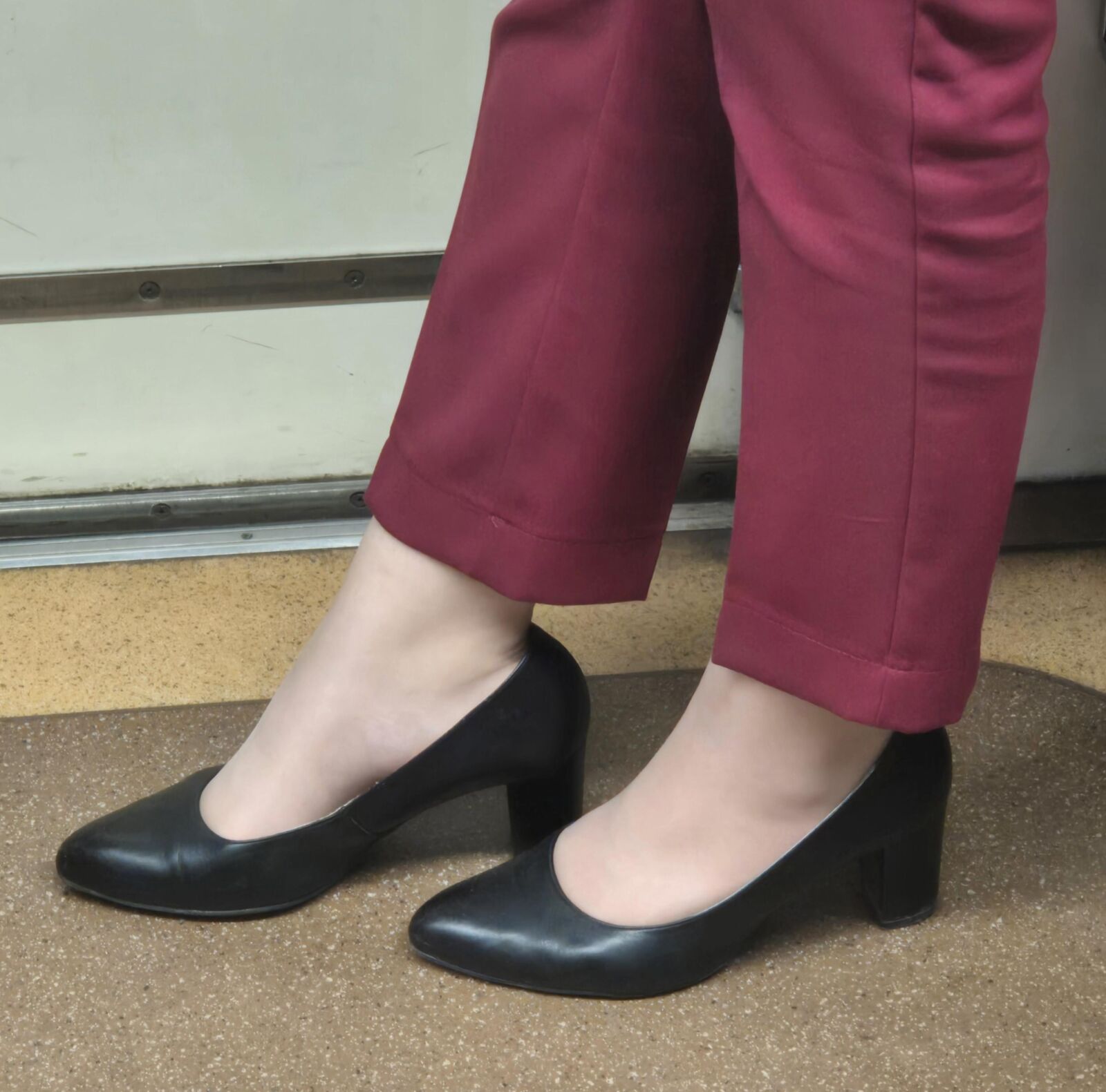 赤いズボンの女の子とメトロのかかと