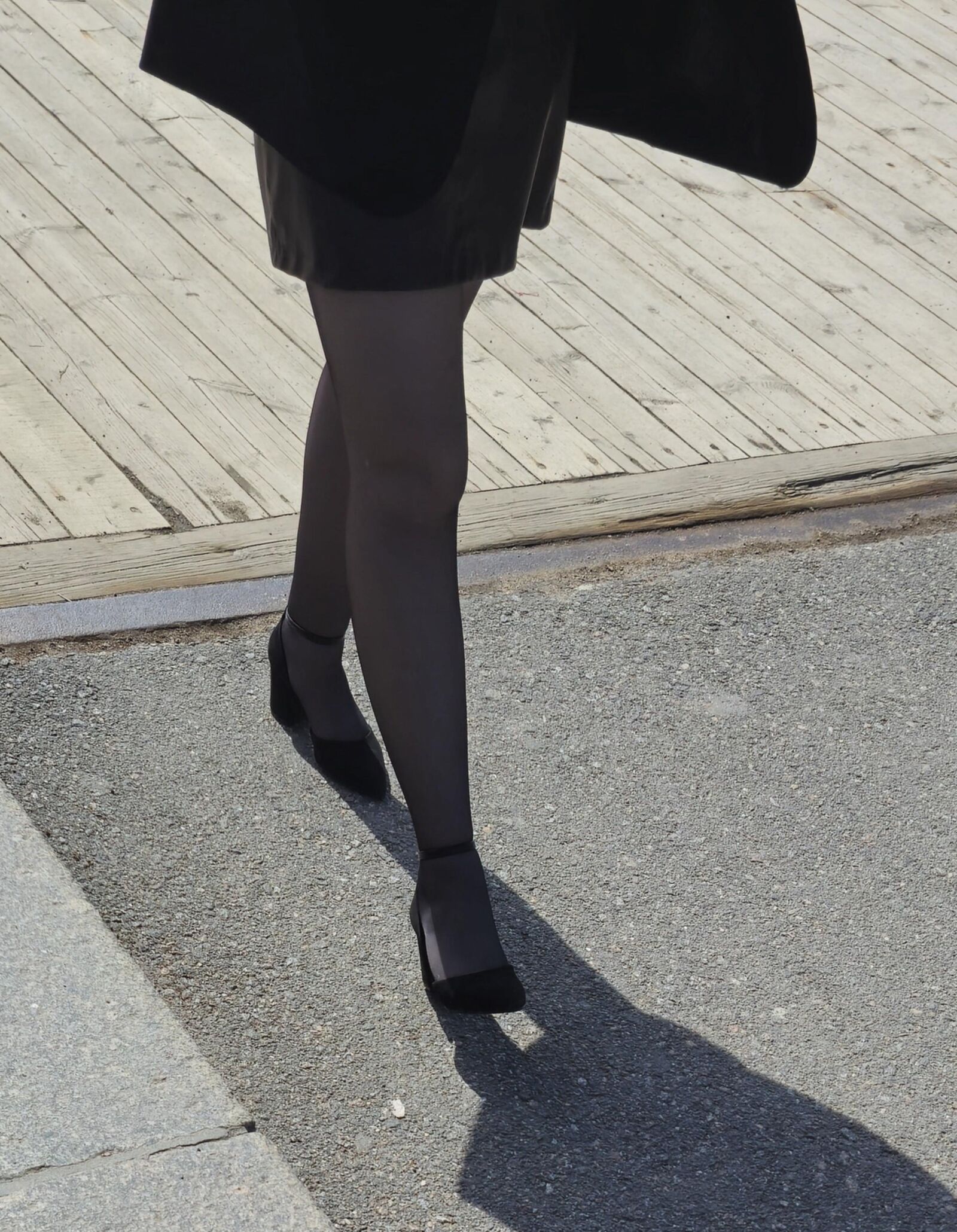 黒いパンスト、ミニスカート、スエードのかかとの女性