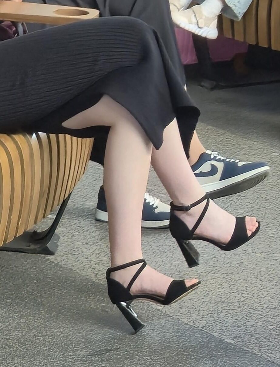 ロングドレスとサンダルヒールを着た合法的な年齢