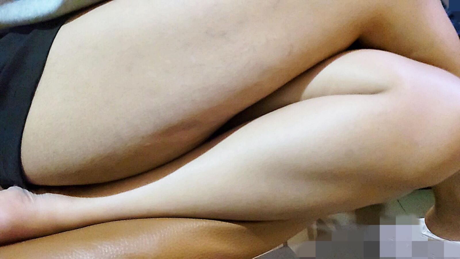 おいしい太ももとセクシーな足を備えた熱い女の率直なショット