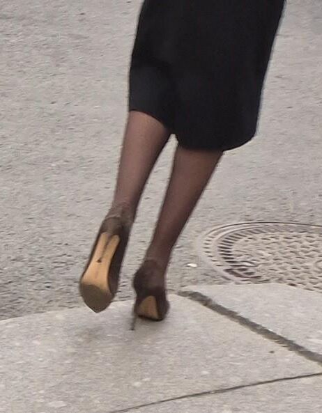 ペンシルスカートの女性、黒いタイツ、スエードのかかと