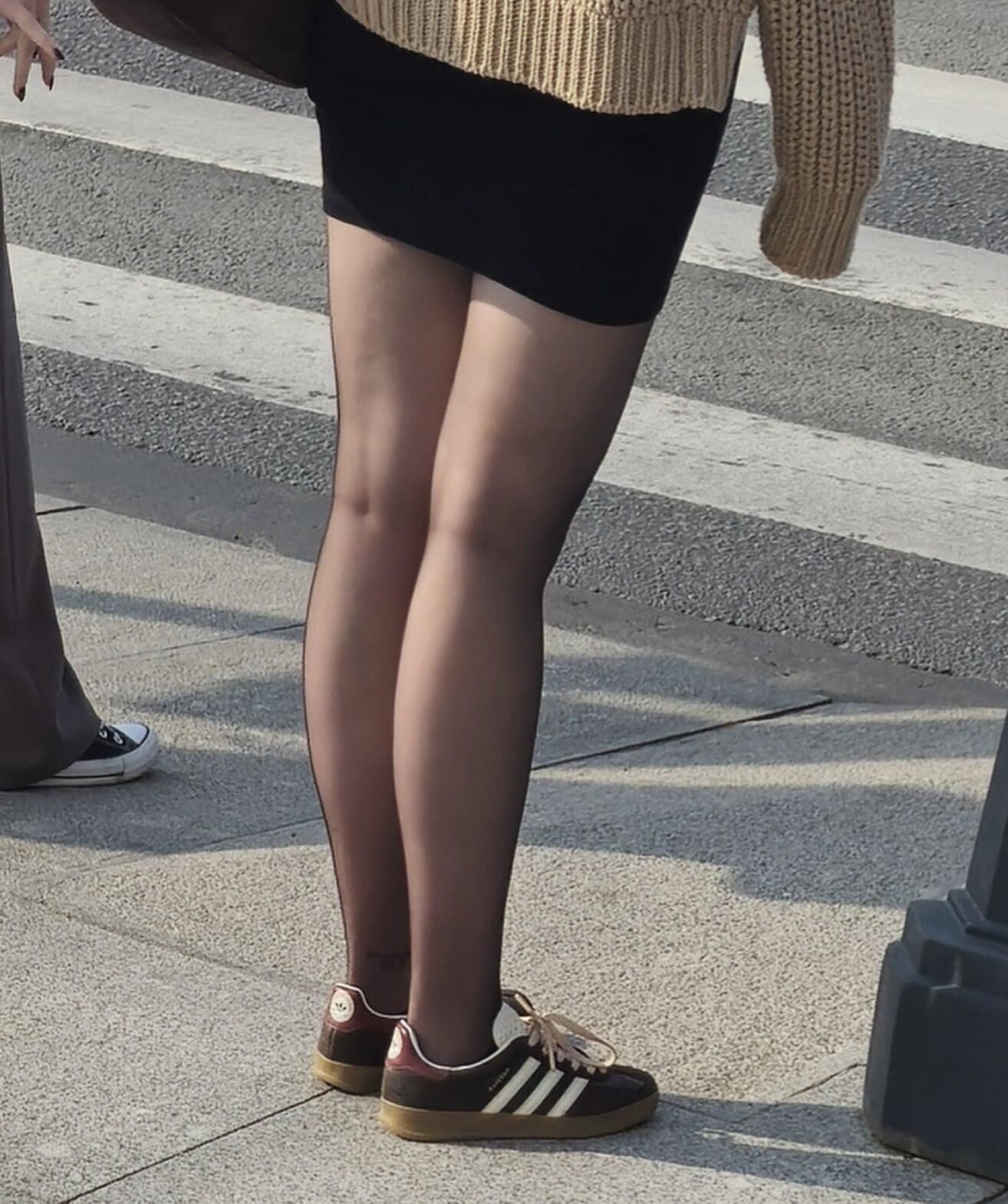 黒いタイツの女の子、ミニスカート、スニーカー