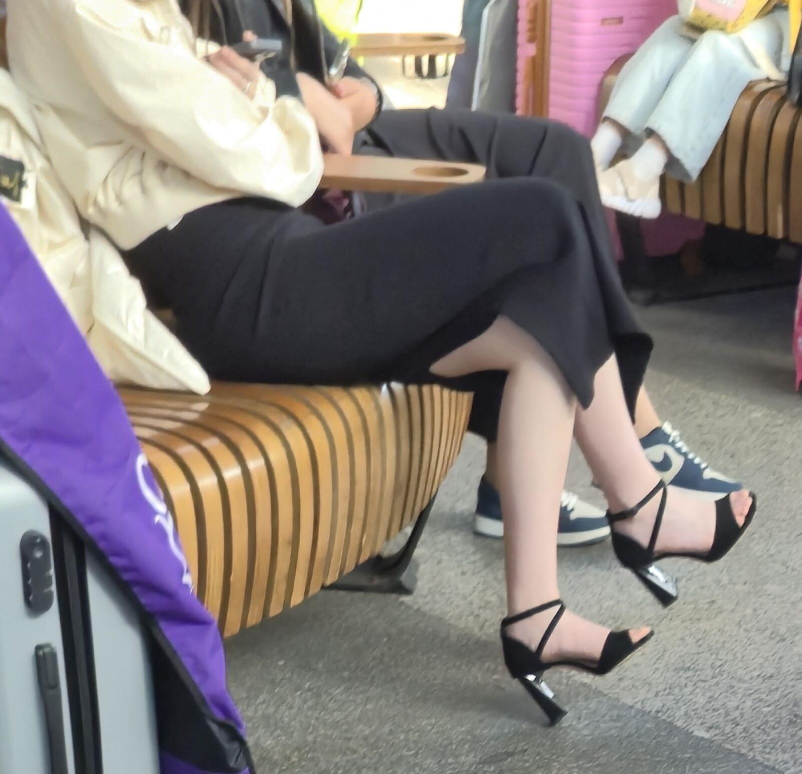 ロングドレスとサンダルヒールを着た合法的な年齢