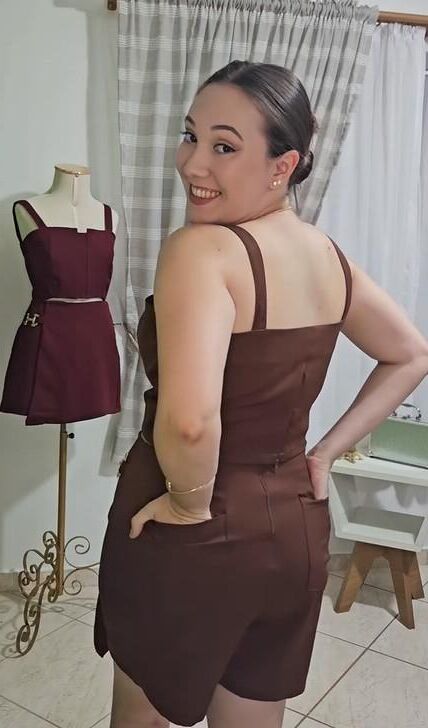 いたずらなラティーナの女の不正行為の妻アラインは彼女を見つけて暴露する