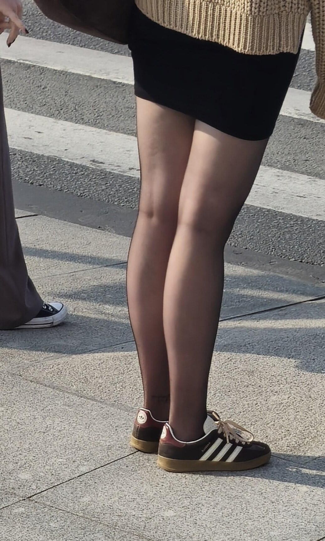 黒いタイツの女の子、ミニスカート、スニーカー
