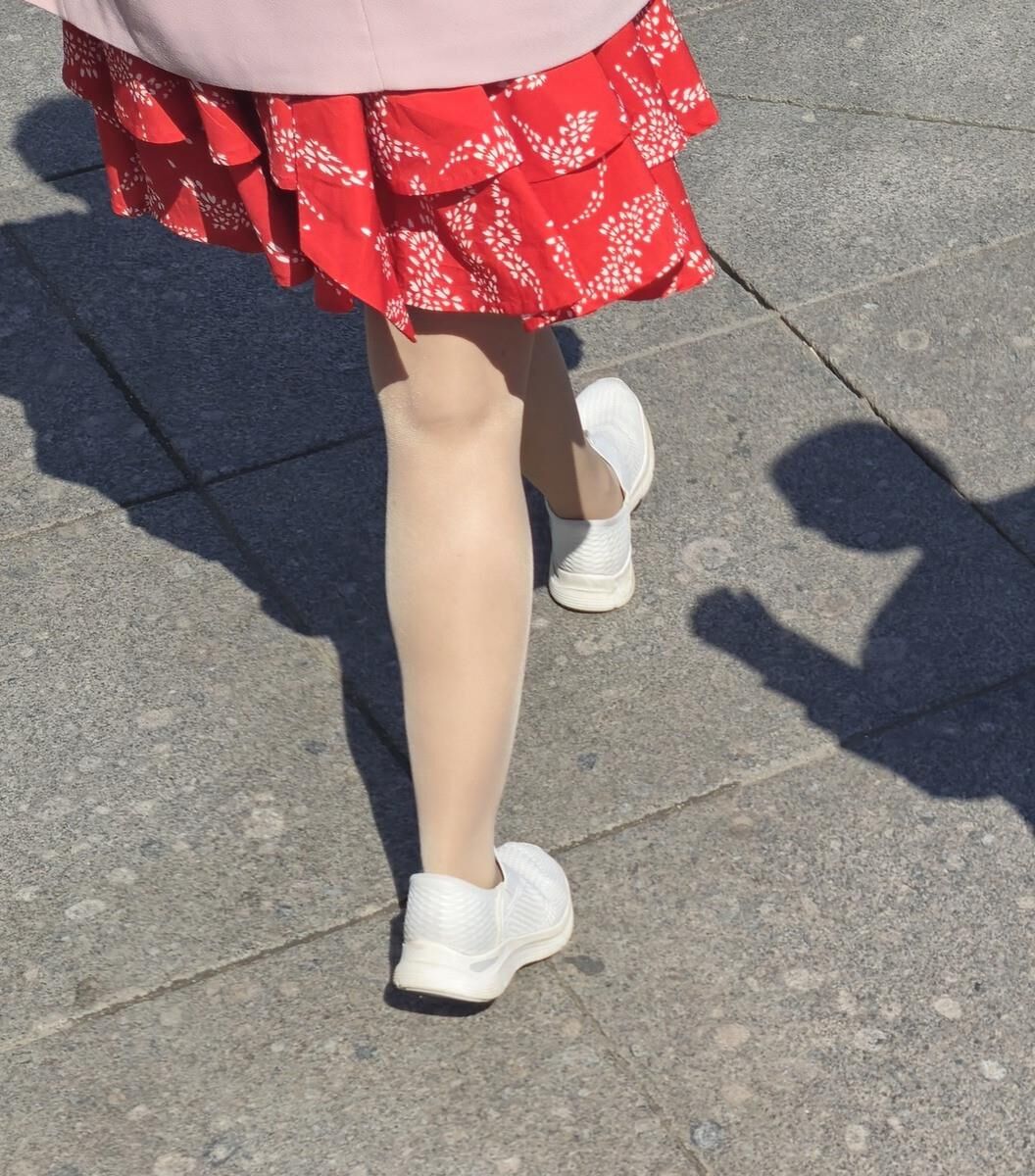 ヌードパンストと赤いミニスカートの女性