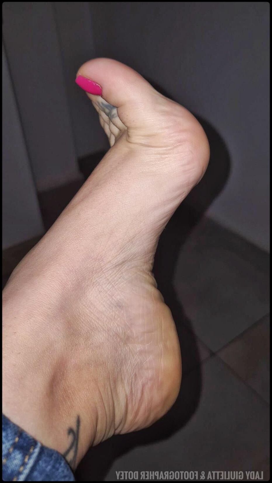 Lady Giulietta's feet in the morning, good morning!