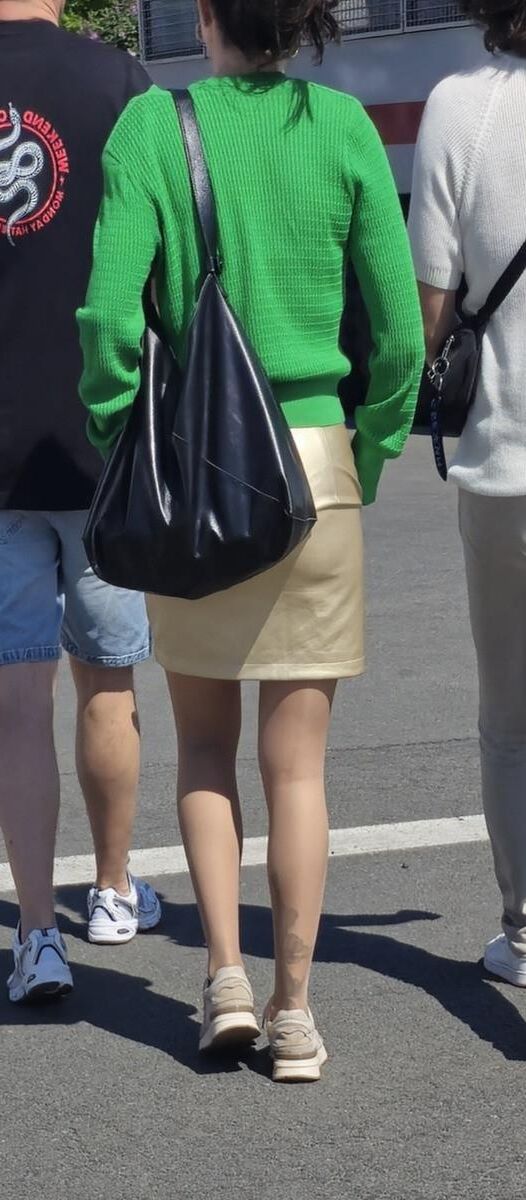 光沢のあるパンストとサテンのスカートの女の子