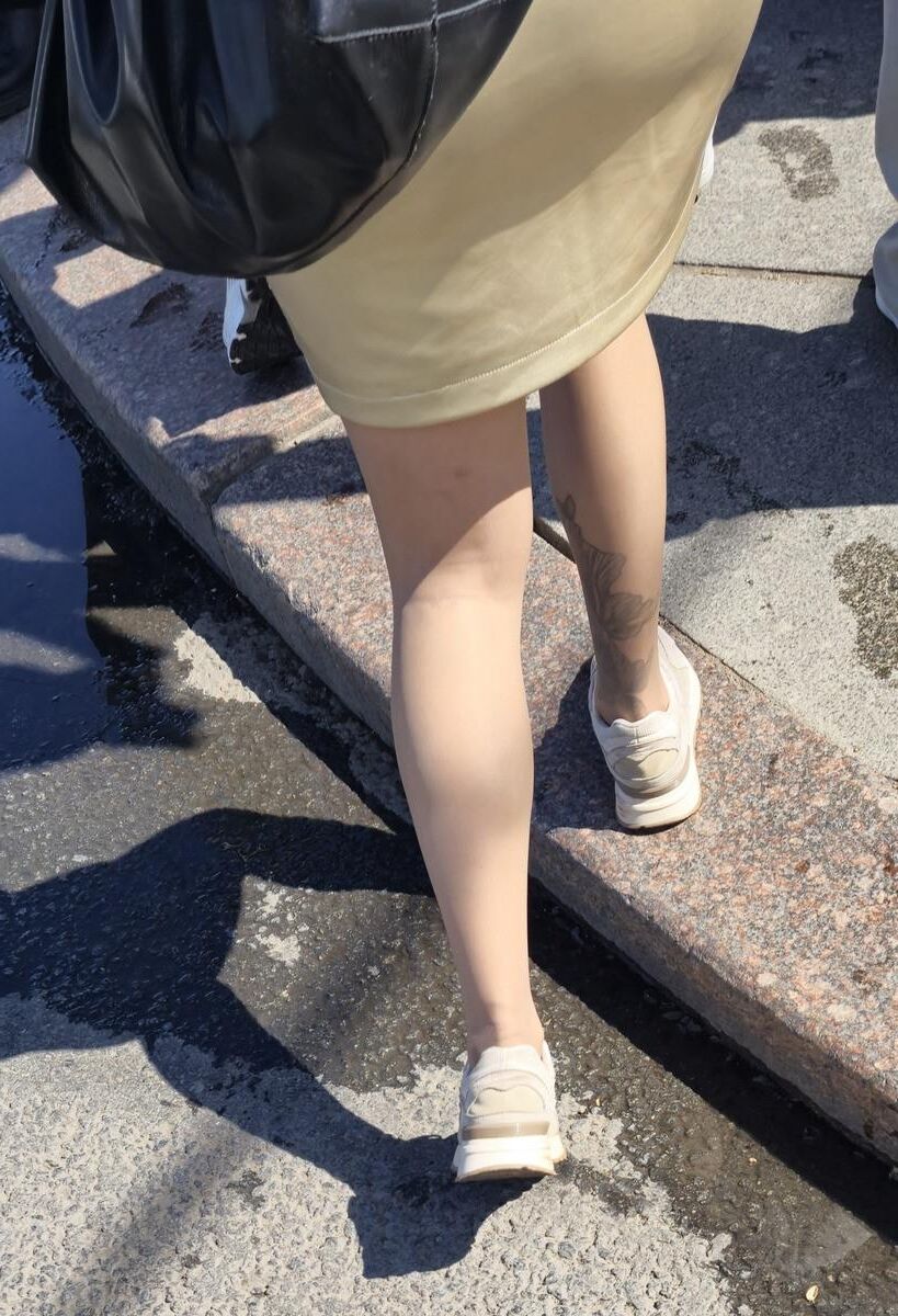光沢のあるパンストとサテンのスカートの女の子