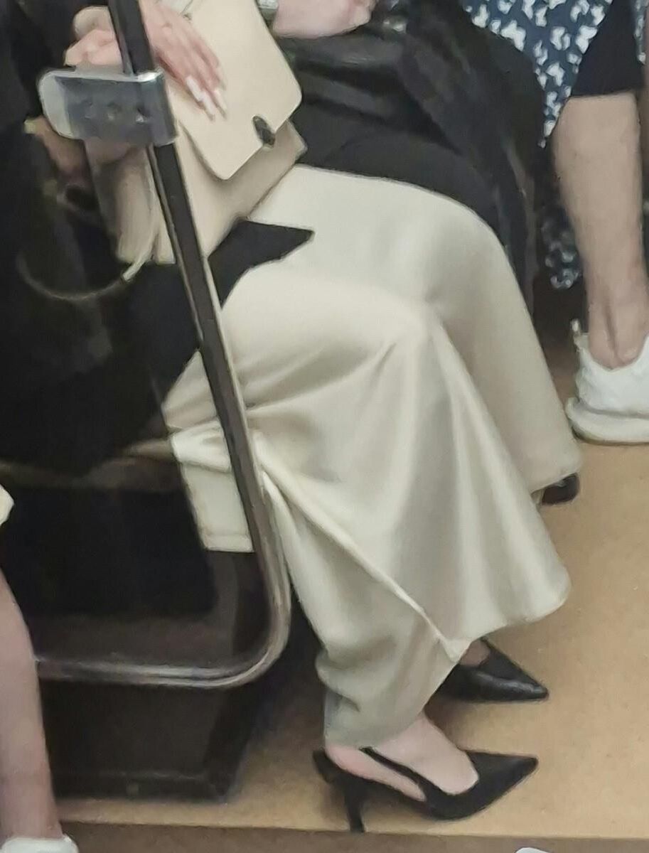 長いサテンのドレス、かかと、ジャケットを着た女の子