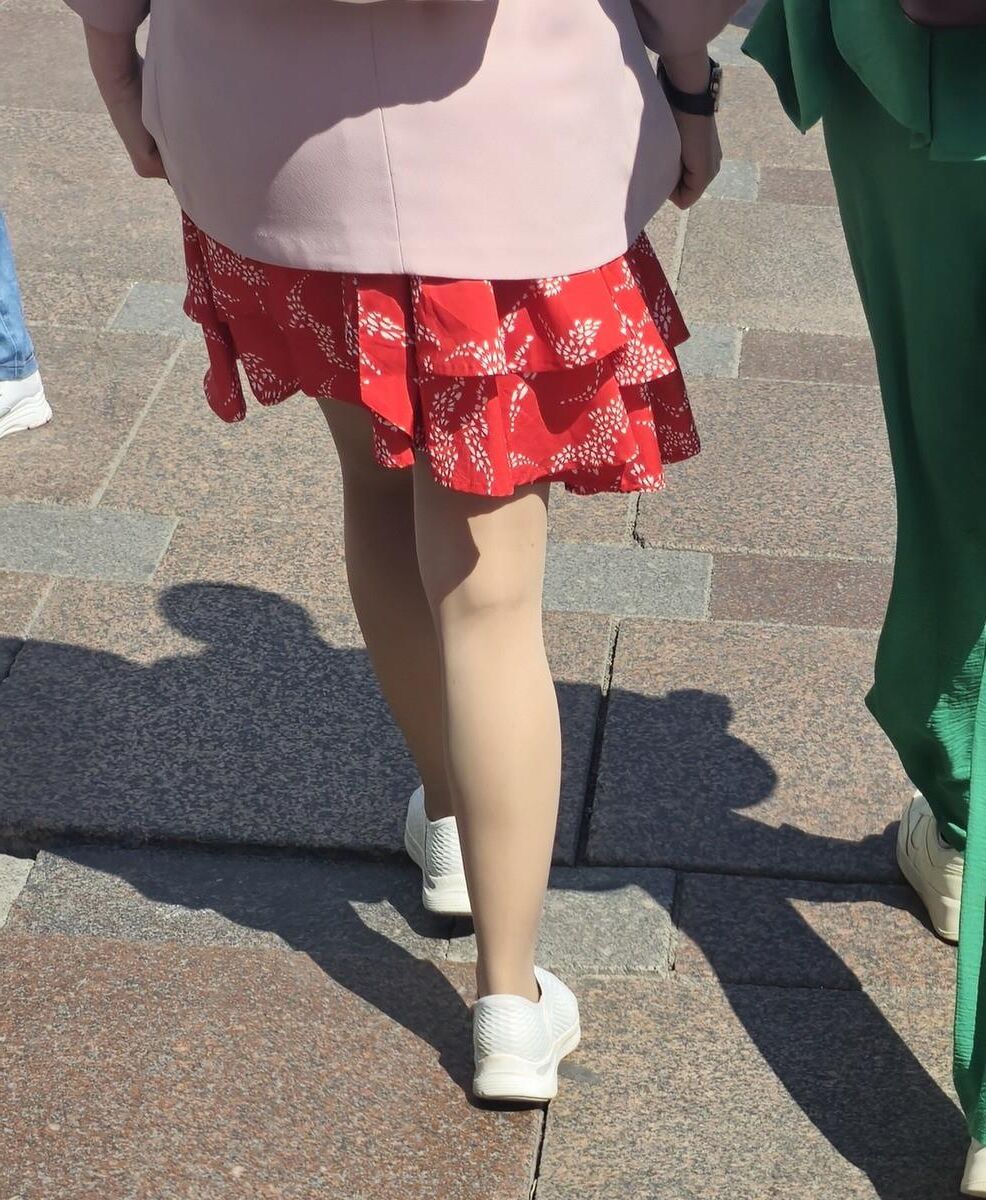 ヌードパンストと赤いミニスカートの女性