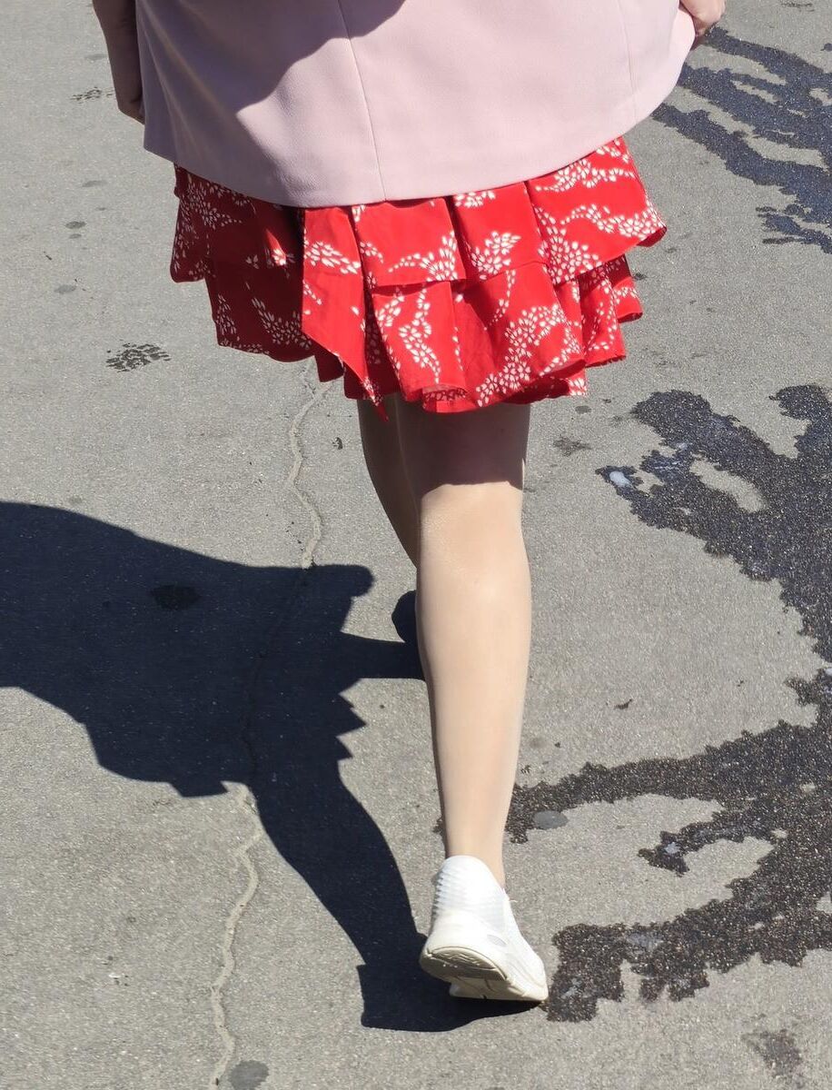ヌードパンストと赤いミニスカートの女性