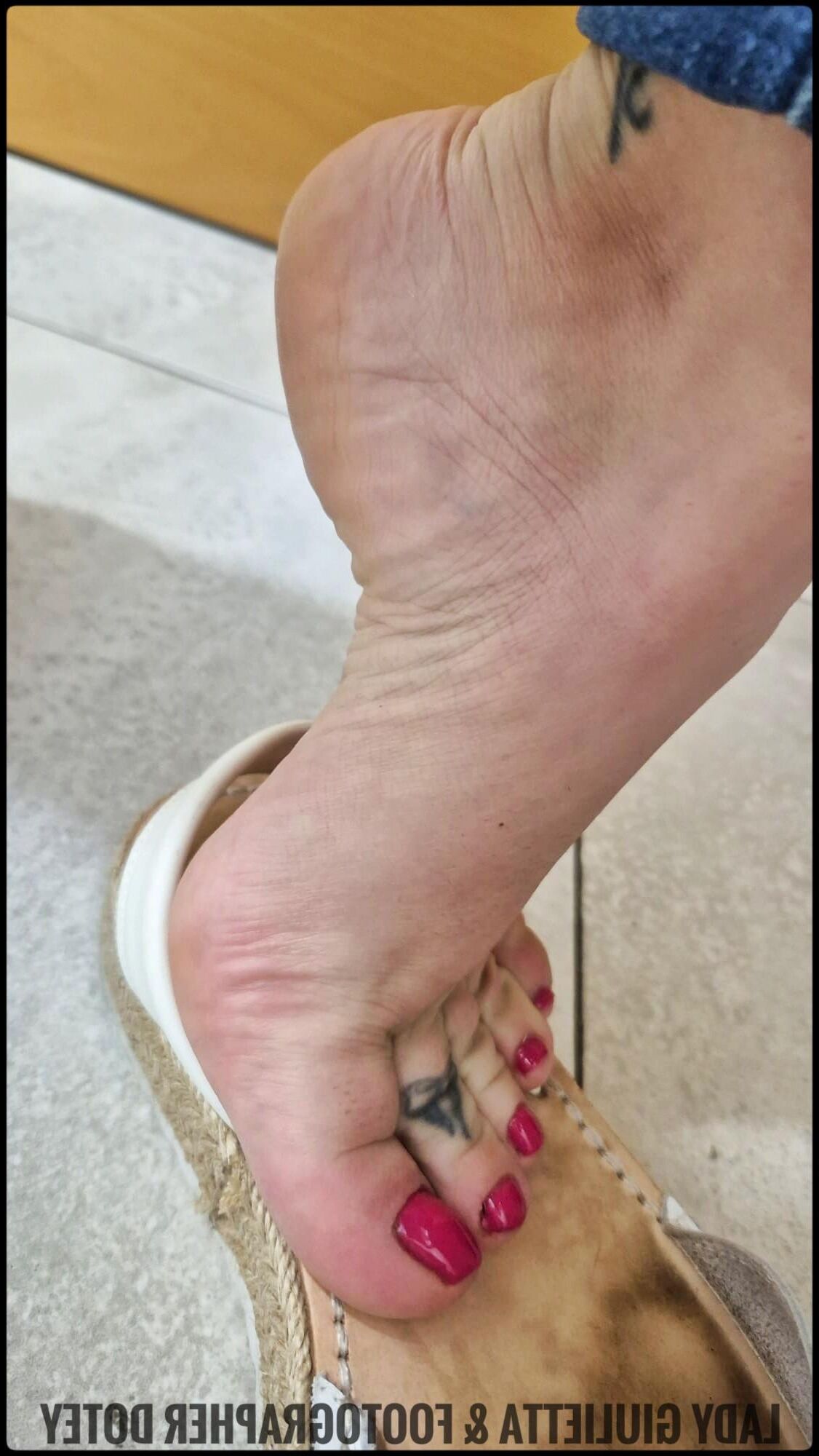 Lady Giulietta's feet in the morning, good morning!