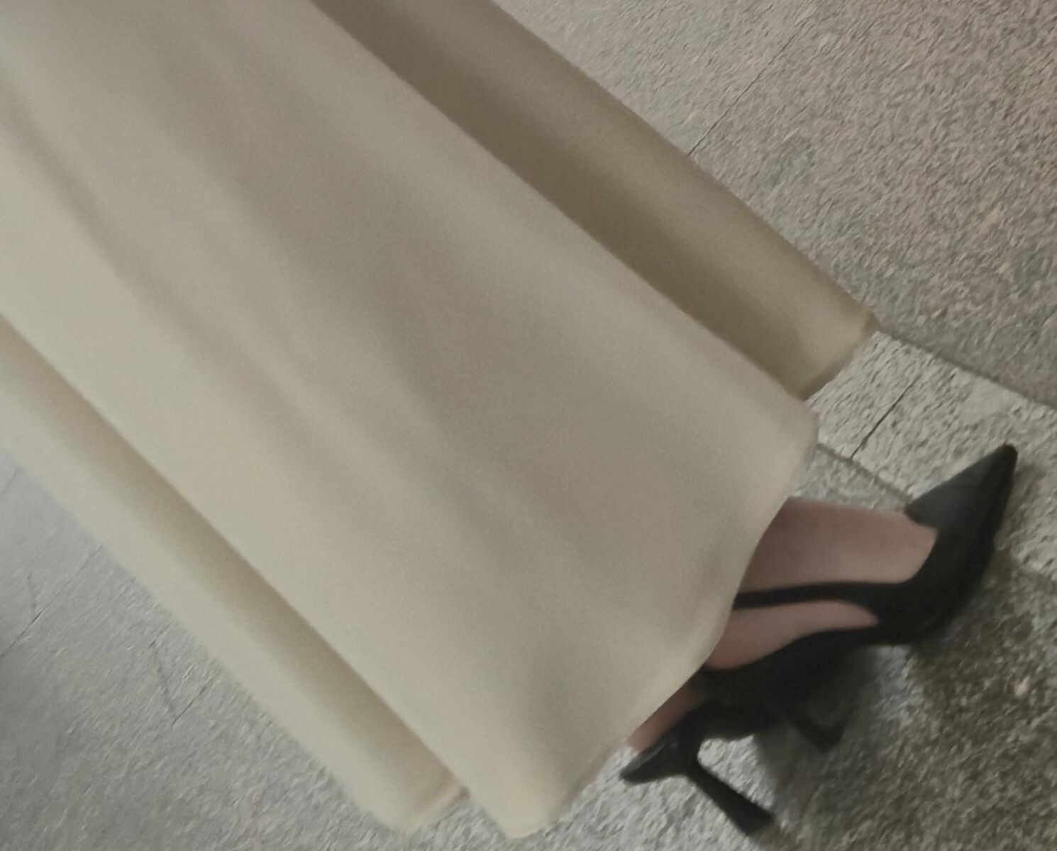 長いサテンのドレス、かかと、ジャケットを着た女の子