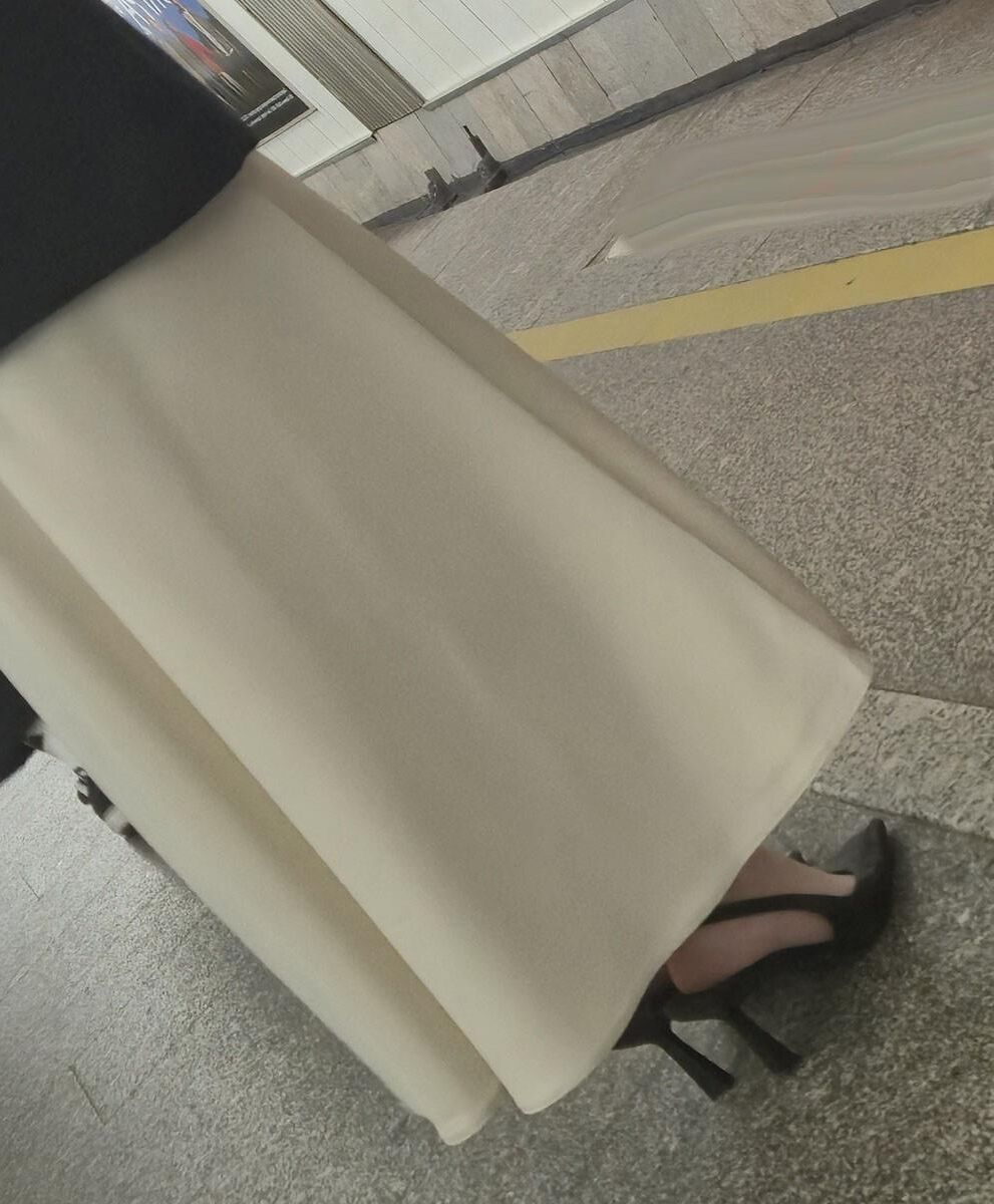 長いサテンのドレス、かかと、ジャケットを着た女の子