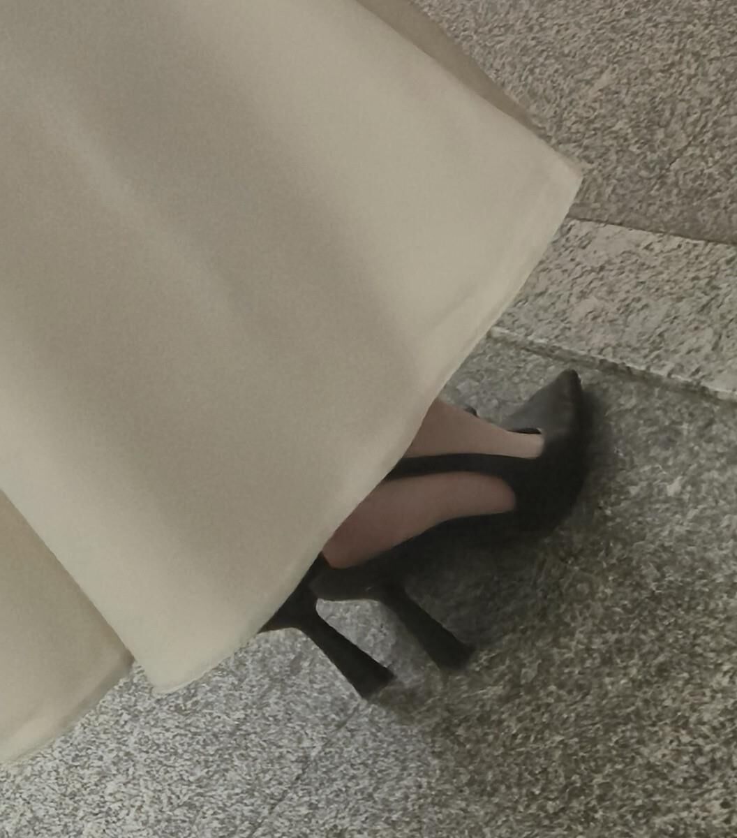 長いサテンのドレス、かかと、ジャケットを着た女の子