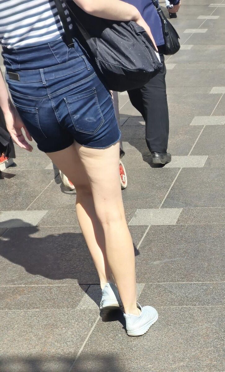 Garota com pernas de celulite em shorts jeans