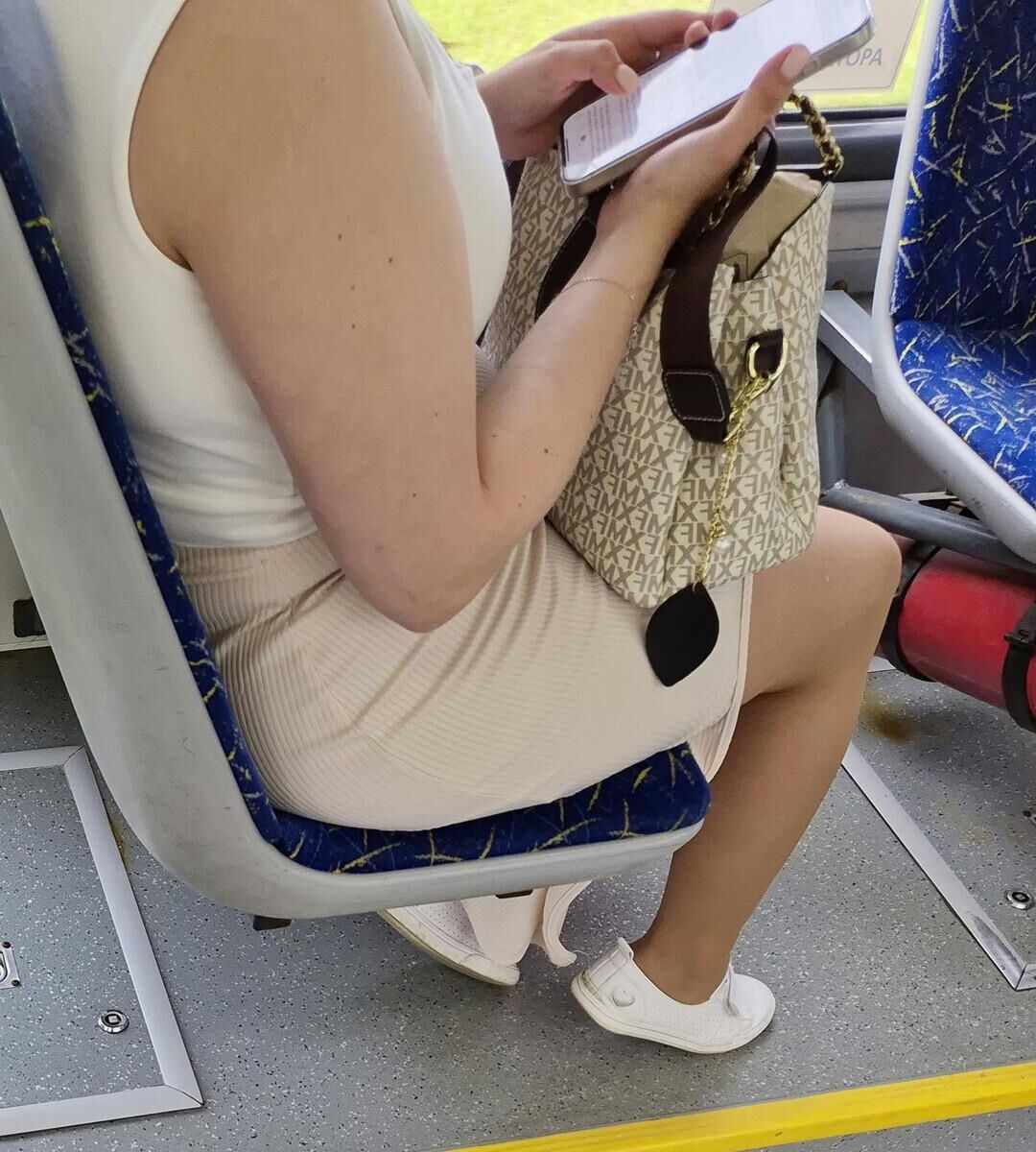 バスでヌードパンストの女性