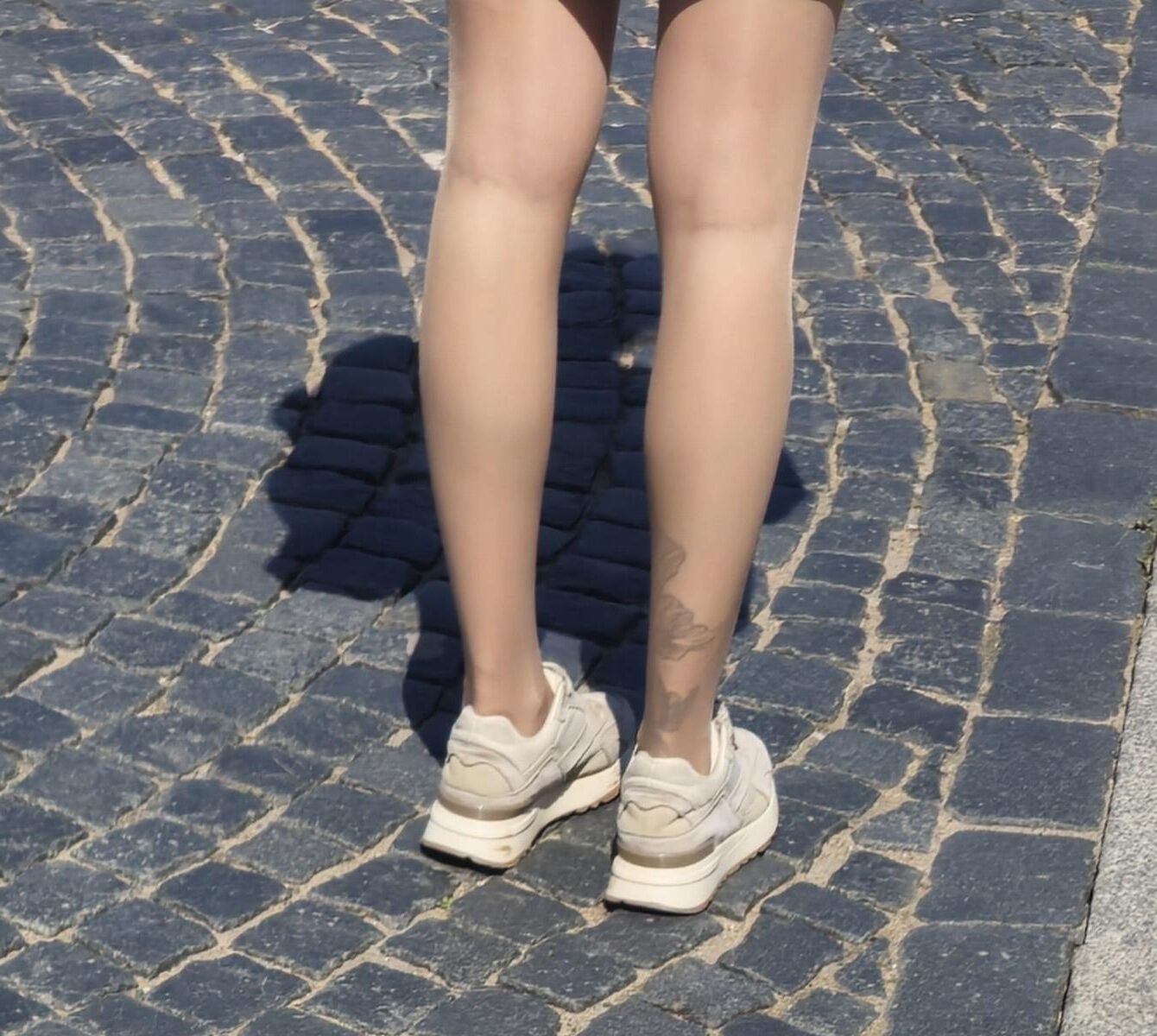 光沢のあるパンストとサテンのスカートの女の子