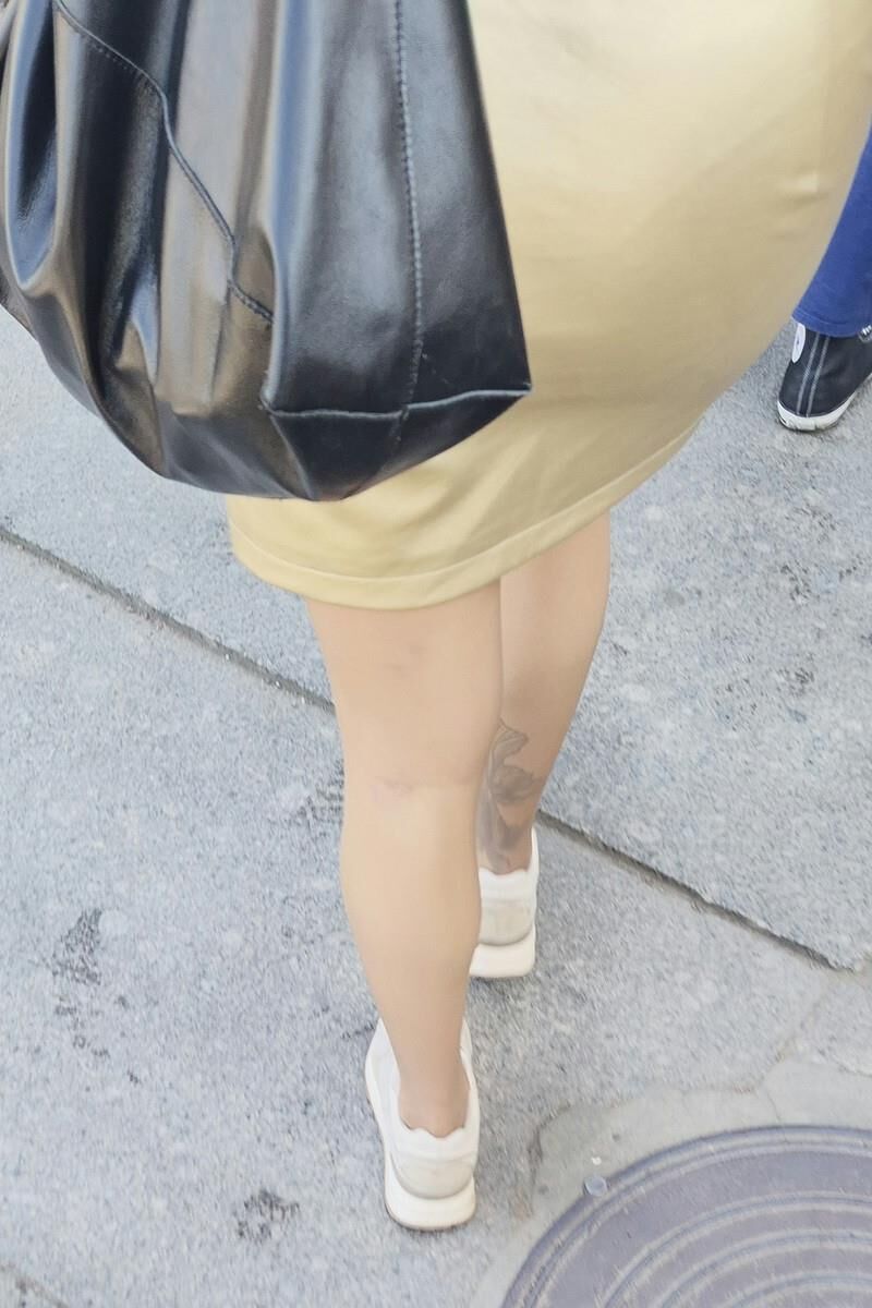 光沢のあるパンストとサテンのスカートの女の子