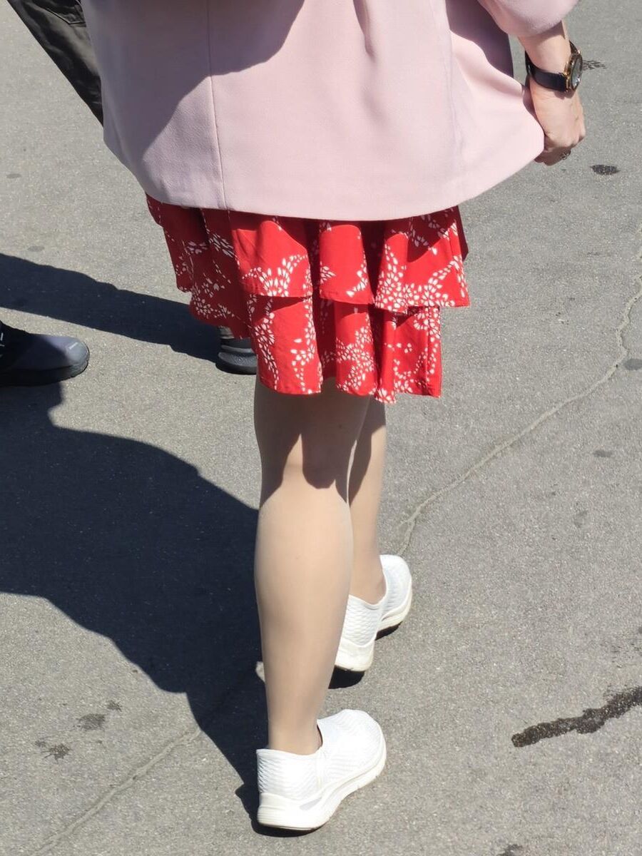 ヌードパンストと赤いミニスカートの女性