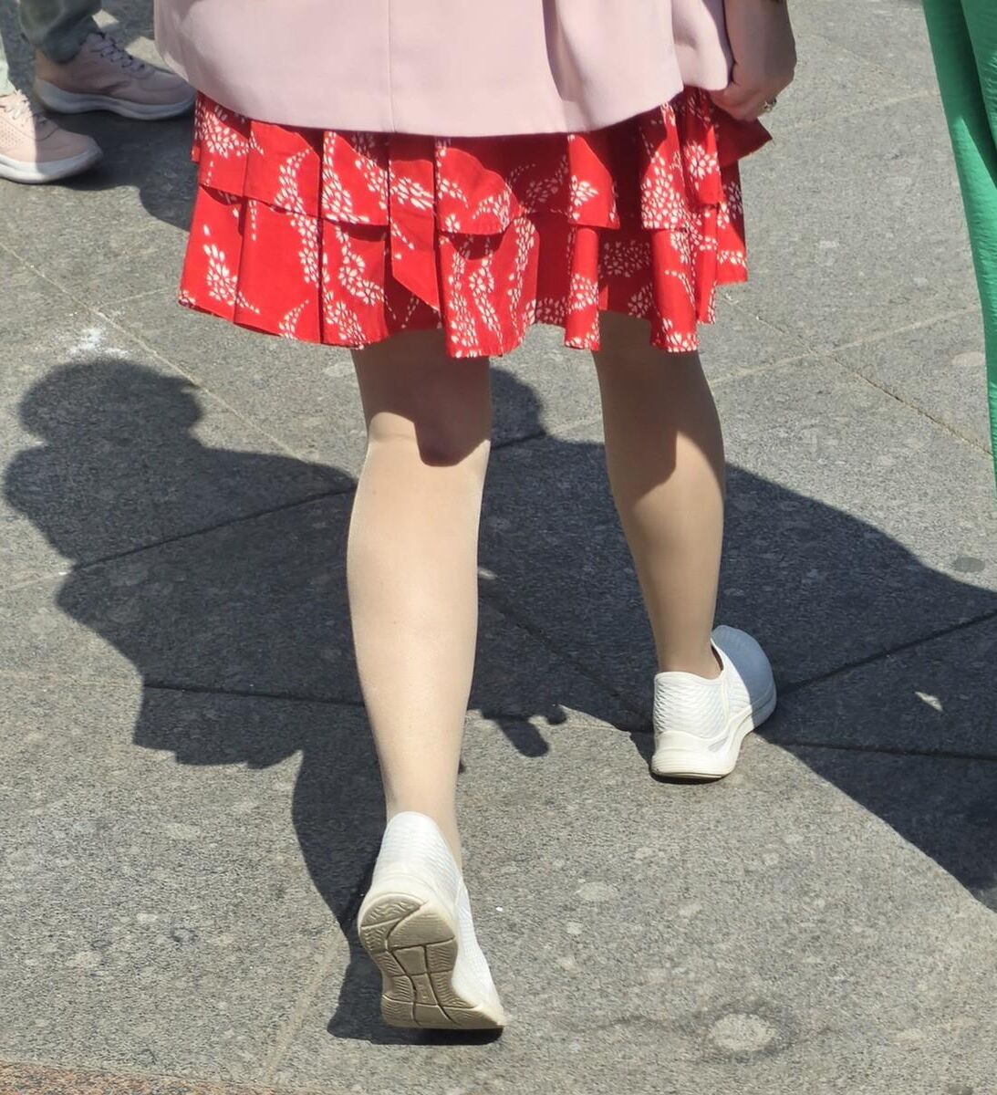 ヌードパンストと赤いミニスカートの女性