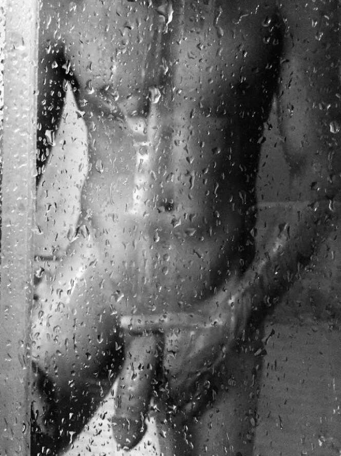 Peak à travers la porte de la salle de bain
