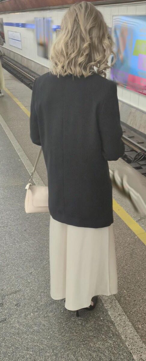 長いサテンのドレス、かかと、ジャケットを着た女の子
