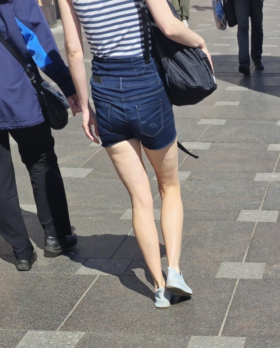 Garota com pernas de celulite em shorts jeans