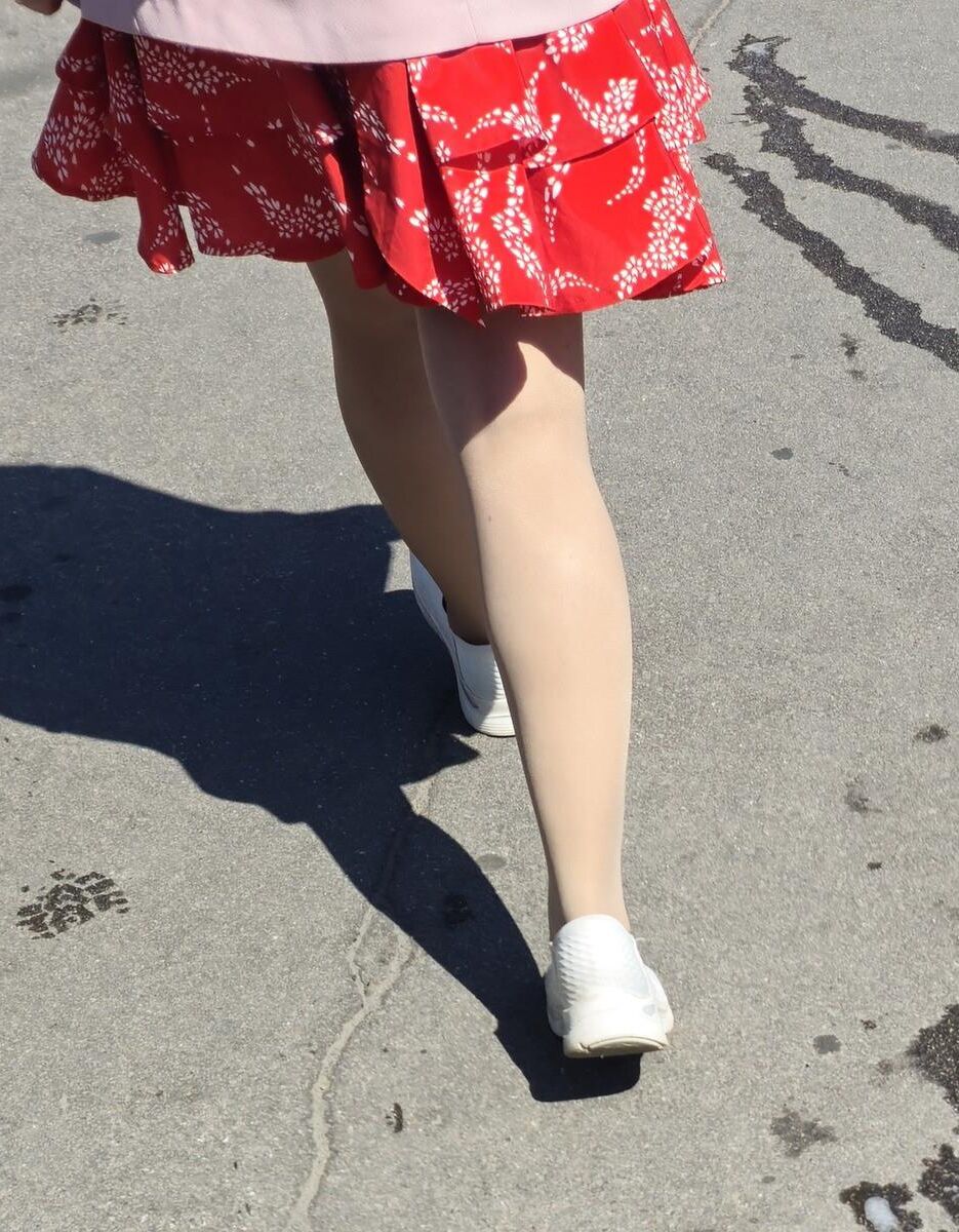 ヌードパンストと赤いミニスカートの女性