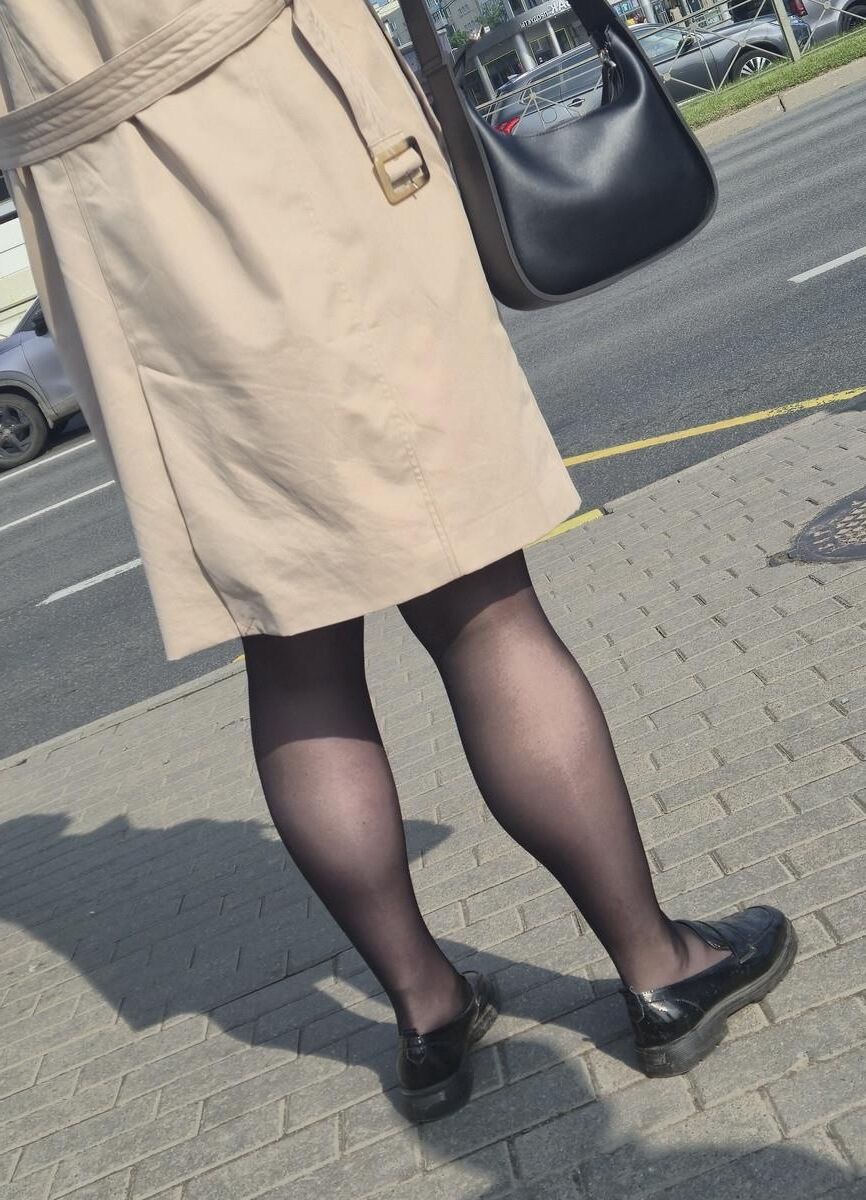 マントとブラックパンストの女性