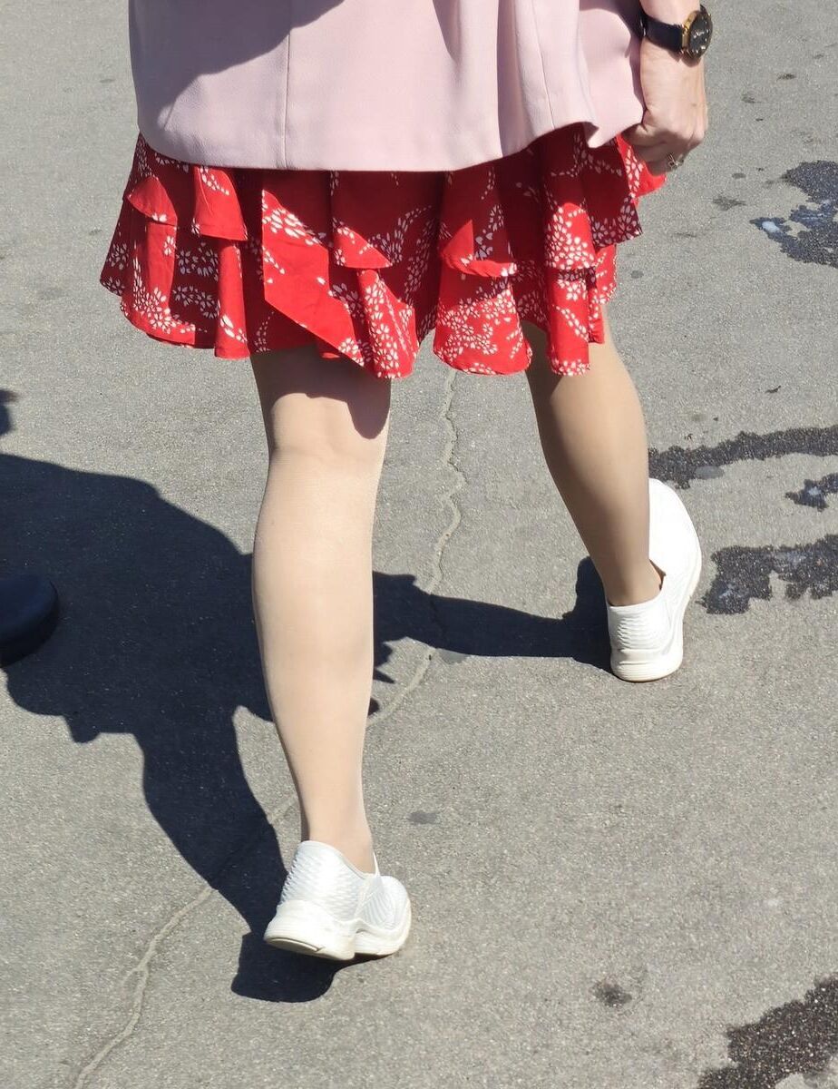 ヌードパンストと赤いミニスカートの女性