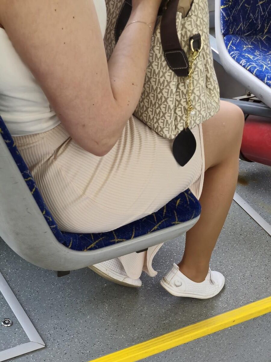 バスでヌードパンストの女性