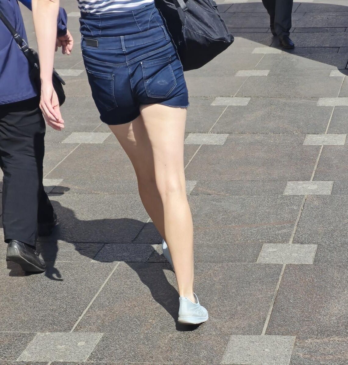 Garota com pernas de celulite em shorts jeans