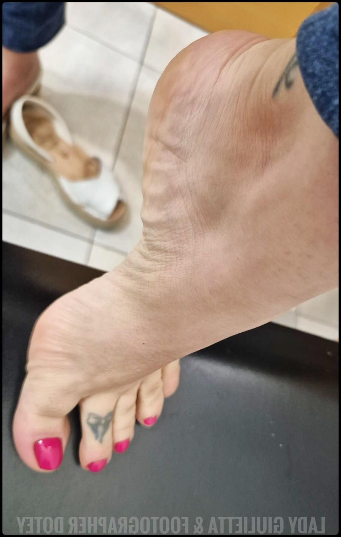 Lady Giulietta's feet in the morning, good morning!