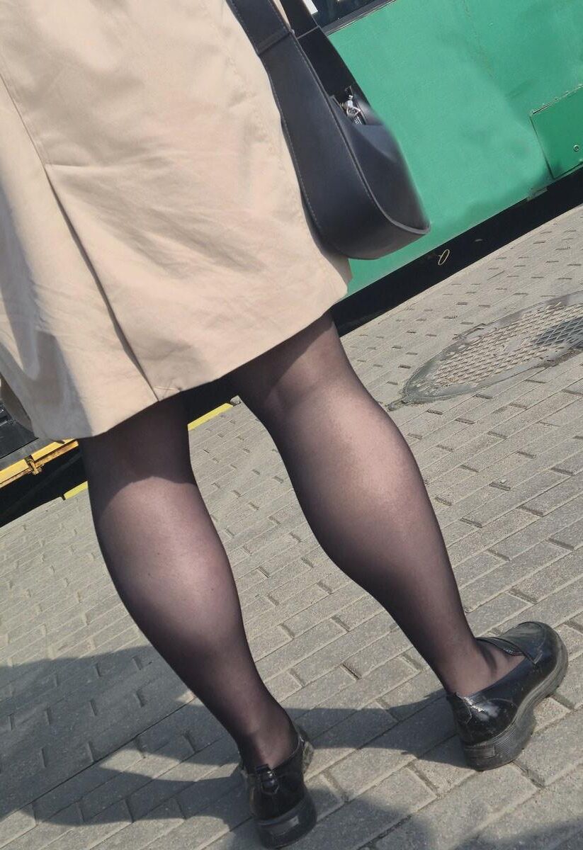 マントとブラックパンストの女性