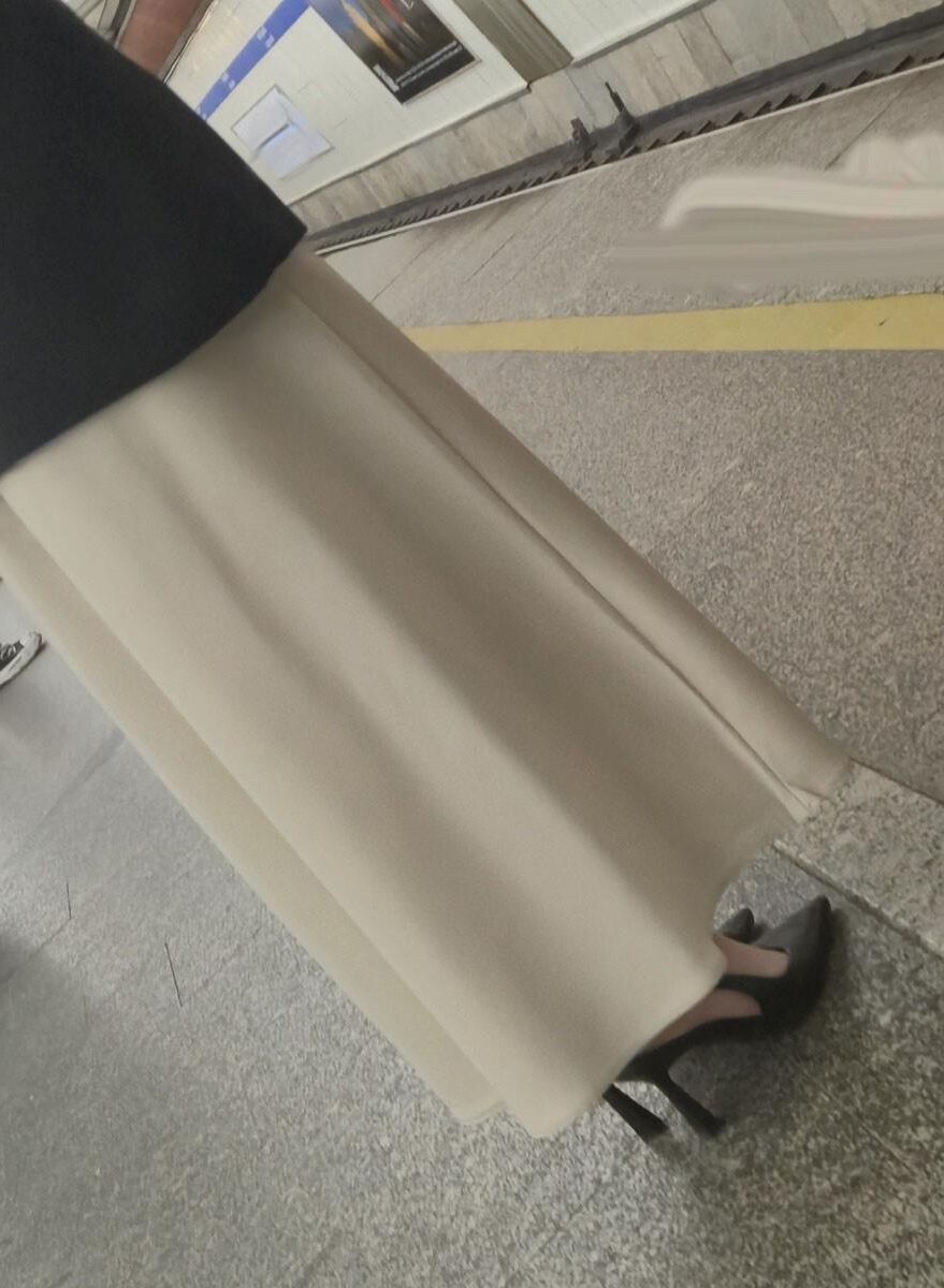 長いサテンのドレス、かかと、ジャケットを着た女の子