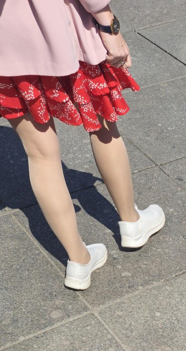 ヌードパンストと赤いミニスカートの女性