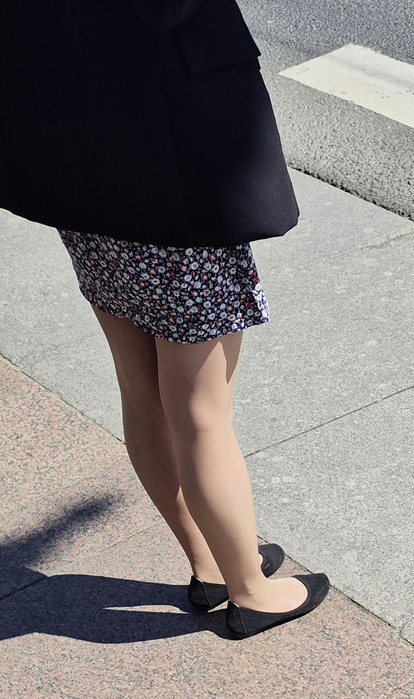 光沢のあるパンスト、夏のドレス、ジャケットの女の子